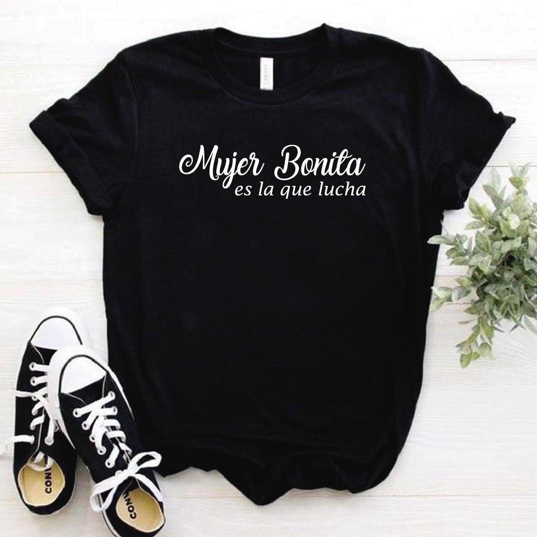 Camisa estampada tipo T- shirt MUJER BONITA ES LA QUE LUCHA – A Tu