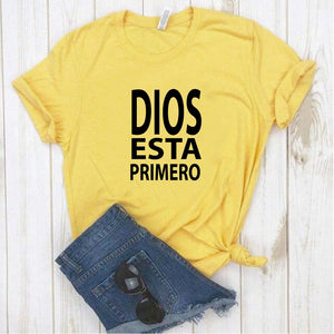 Camisa estampada tipo T- shirt Dios esta primero