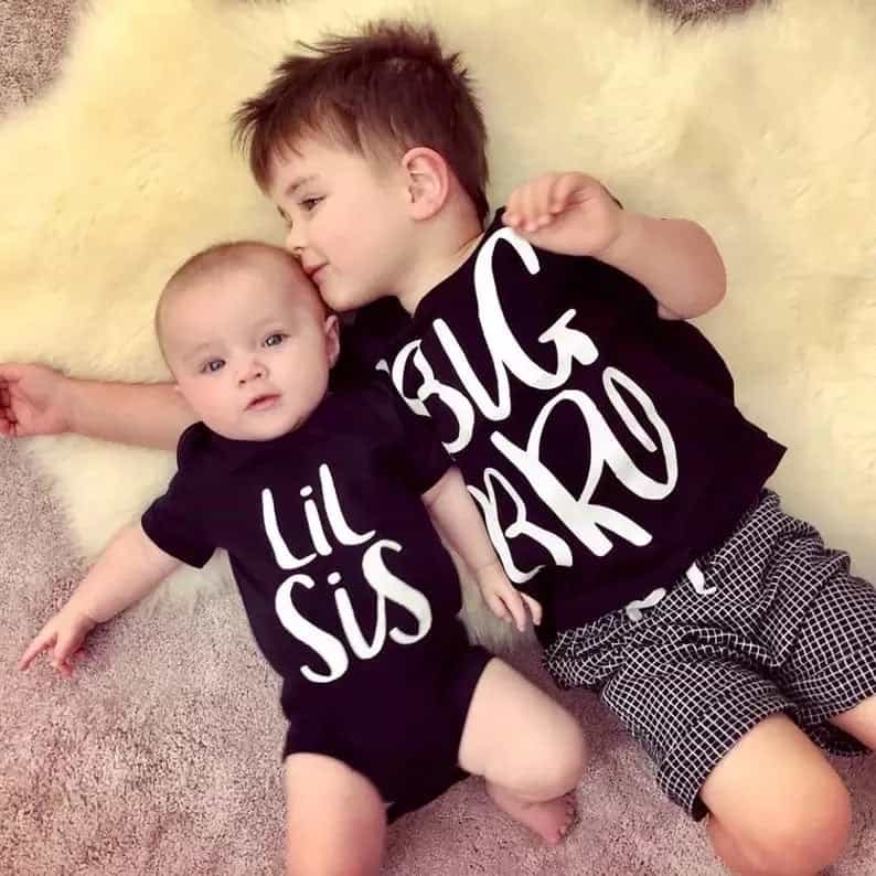 Camiseta y mameluco estampado LIL SIS / BIG BRO (NEGRO AMBOS)
