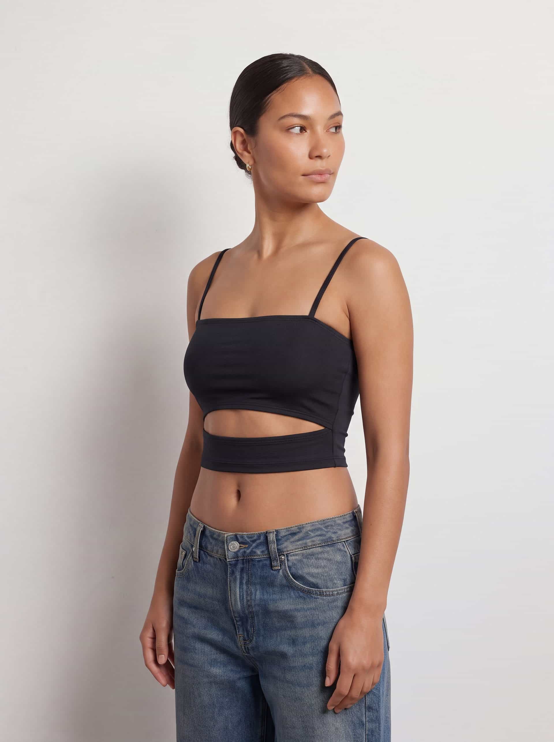 CROP TOP CON ABERTURA EN CINTURA