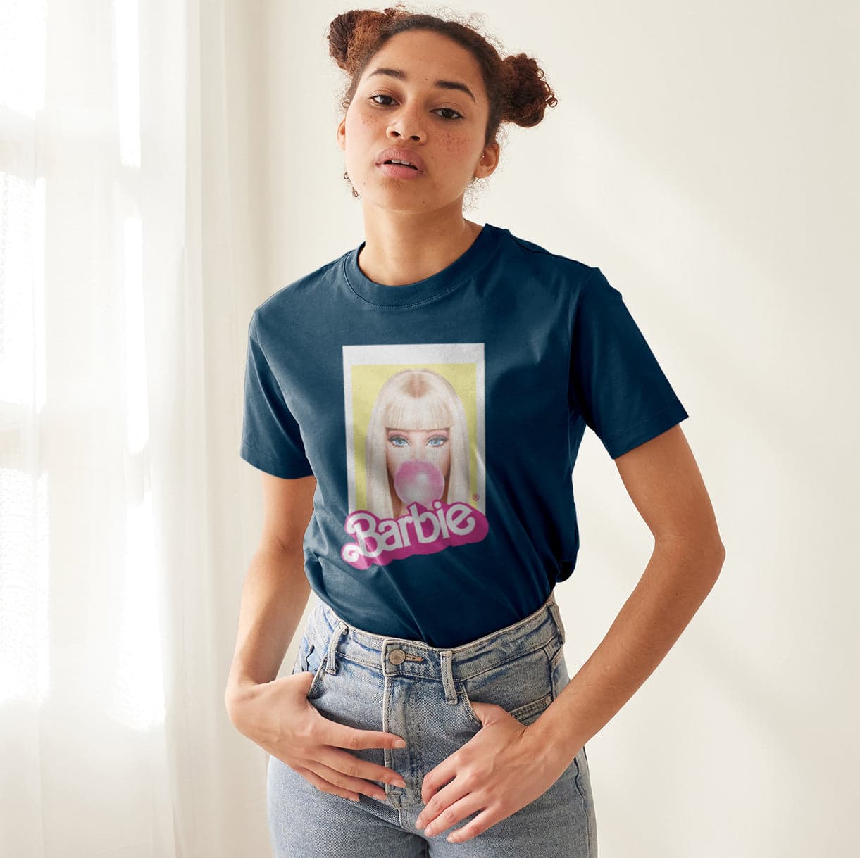 Camisetas Barbie fondo amarillo chicle: Moda Retro en Algodón 100% Estampado — foto 4
