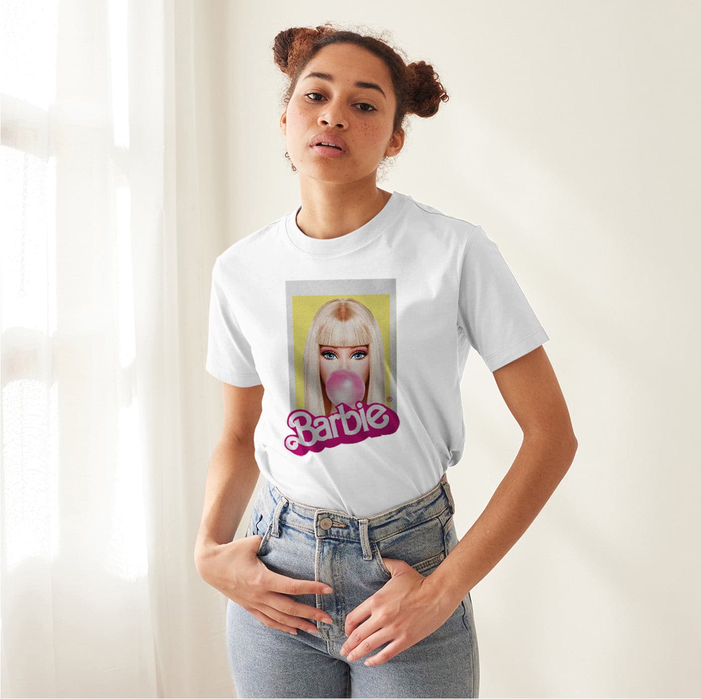 Camisetas Barbie fondo amarillo chicle: Moda Retro en Algodón 100% Estampado — foto 2