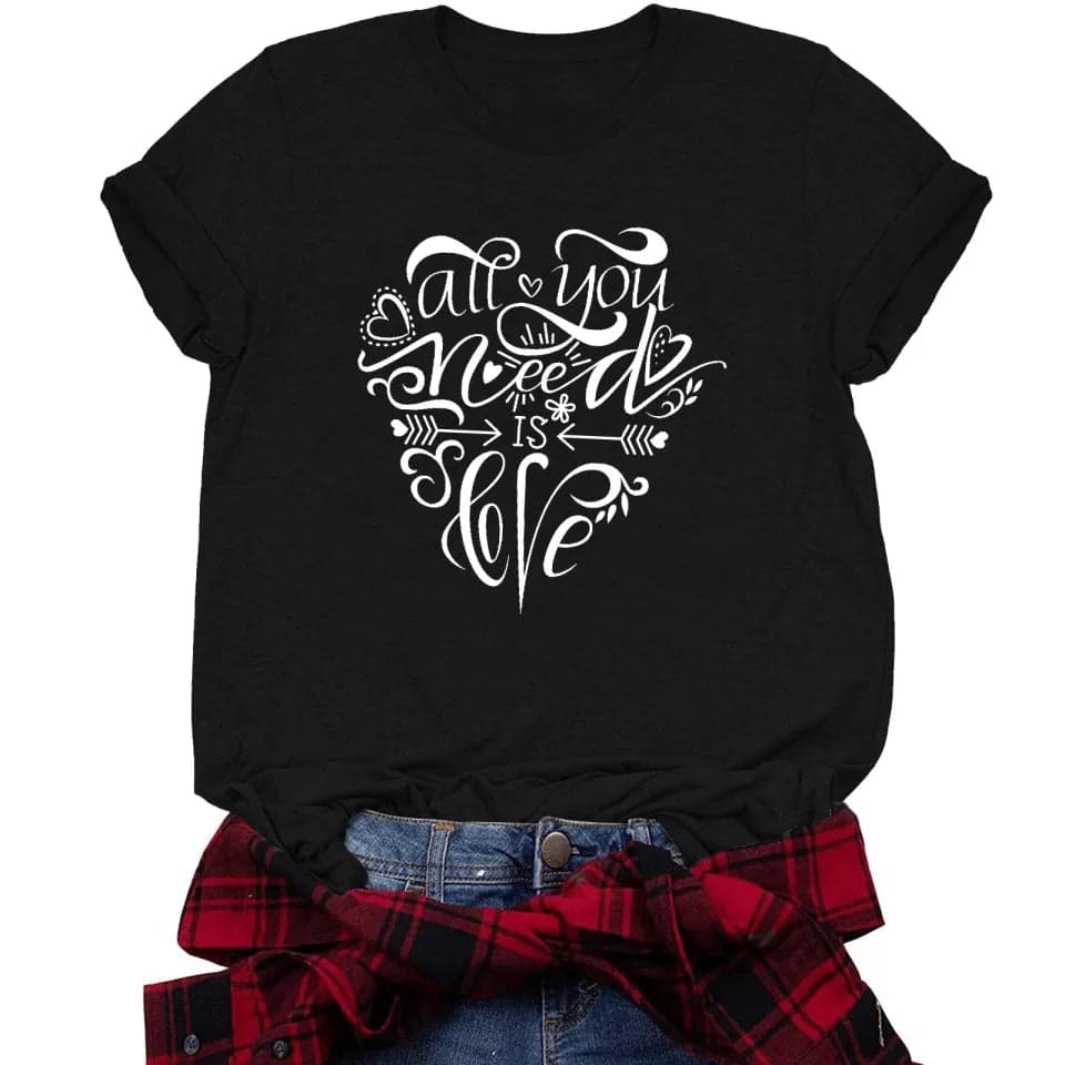 Camisa estampada  tipo T-shirt   Todo lo que necesitas es amor — foto 1