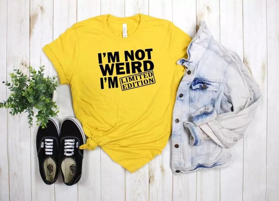 Camisa estampada tipo T- shirt I'm Not Weird I'm limited editión — foto 4