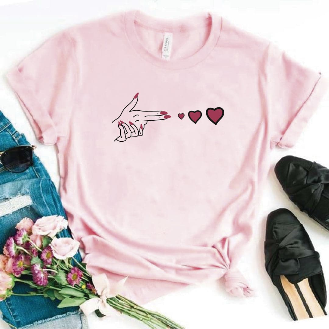 Camisa estampada  tipo T-shirt Mano disparando Corazones — foto 1