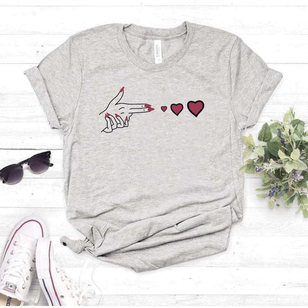 Camisa estampada  tipo T-shirt Mano disparando Corazones — foto 5