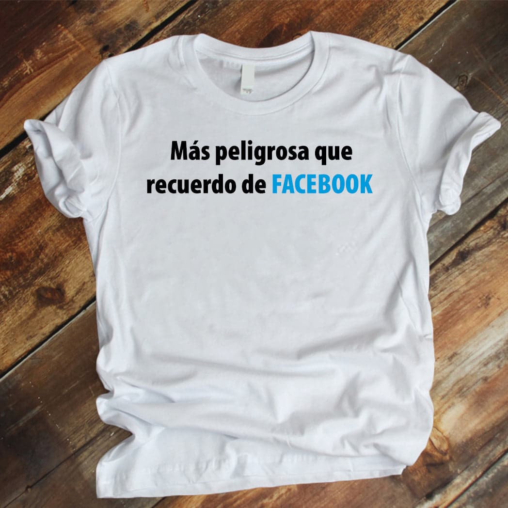 Camiseta Estampada T-shirt Mas peligrosa que recuerdo de Facebook — foto 4