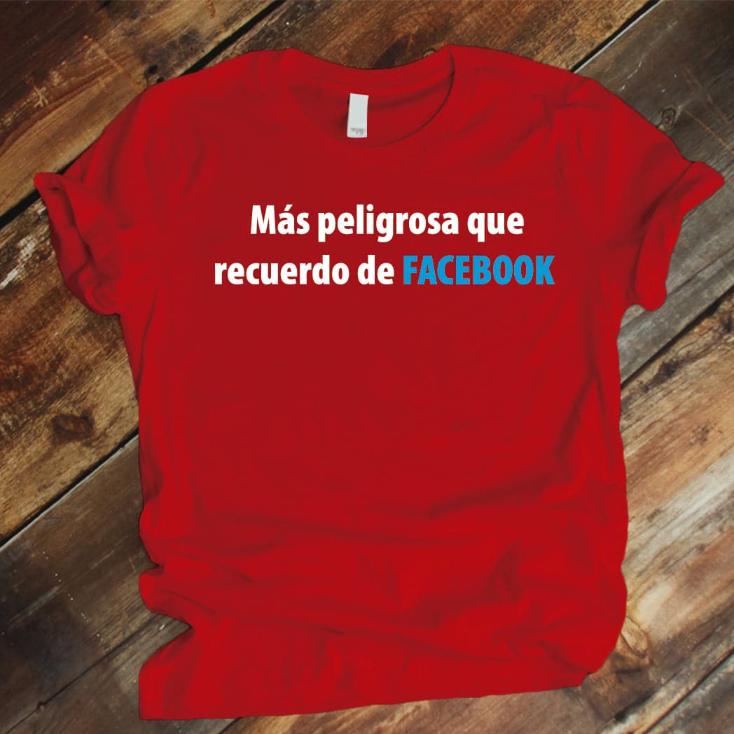 Camiseta Estampada T-shirt Mas peligrosa que recuerdo de Facebook — foto 5