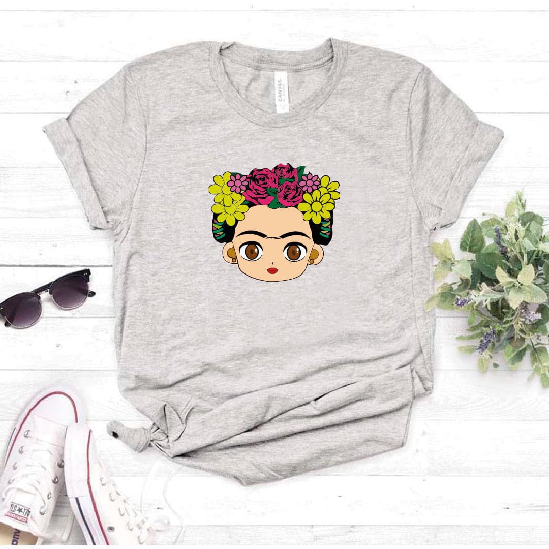Camiseta estampada tipo T- shirt FRIDA KAHLO CARTOON MARGARITAS Y ROSAS — foto 1