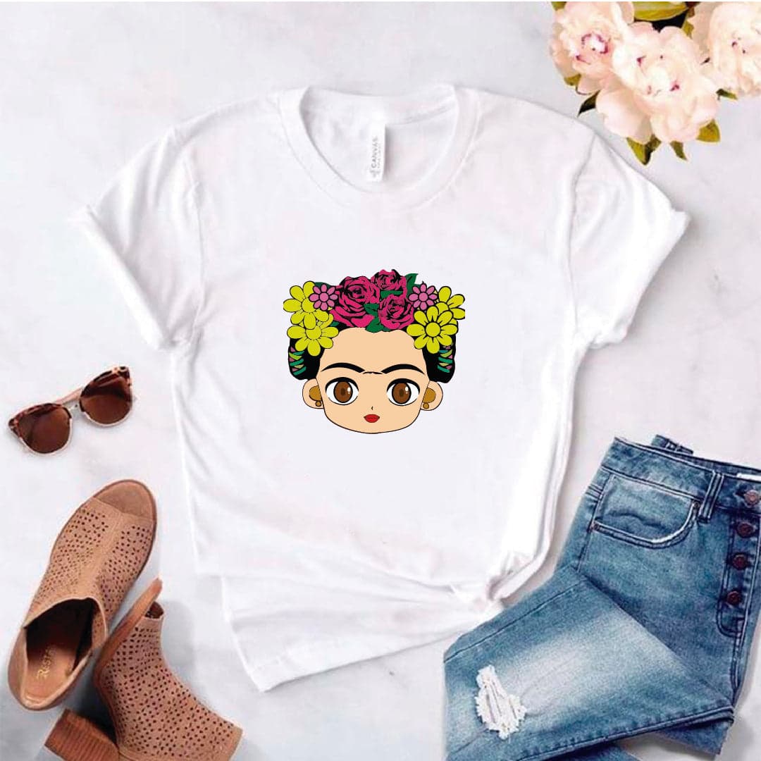 Camiseta estampada tipo T- shirt FRIDA KAHLO CARTOON MARGARITAS Y ROSAS — foto 5