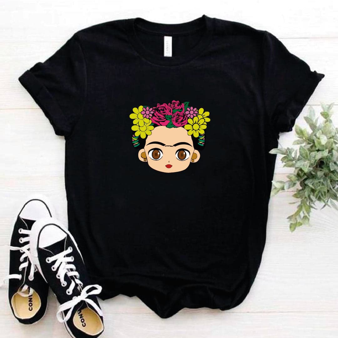 Camiseta estampada tipo T- shirt FRIDA KAHLO CARTOON MARGARITAS Y ROSAS — foto 2