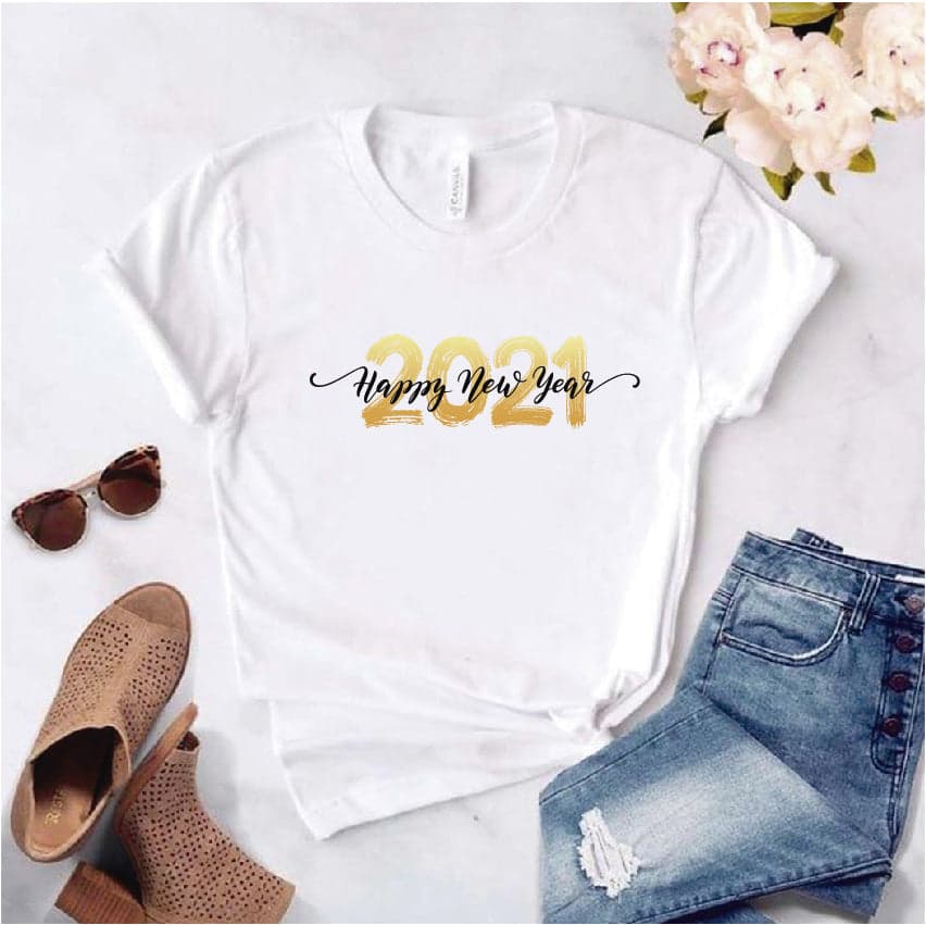 Camisa estampada  tipo T-shirt  de polialgodon con el modelo HAPPY NEW YEAR CURSIVO 2021 — foto 1