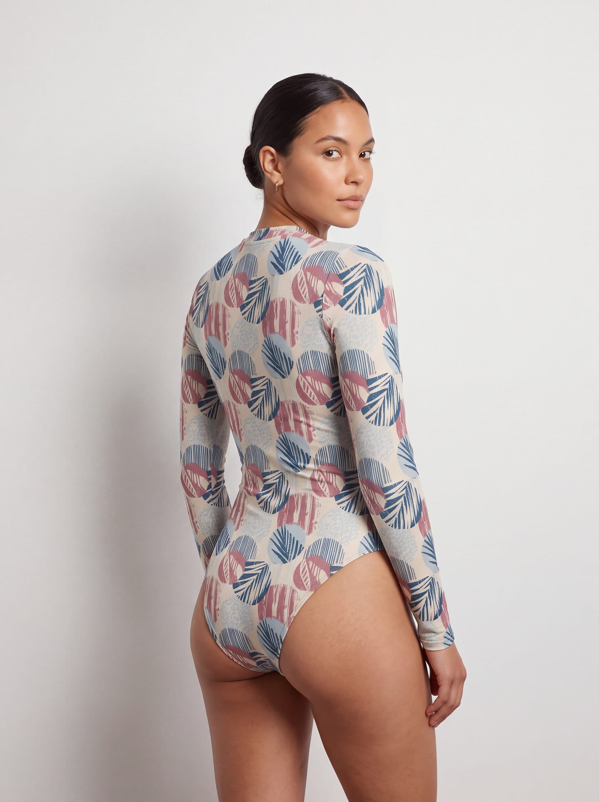 Body para Dama Manga Larga estampado Hojas 3, en modelo, vista de tres cuartos
