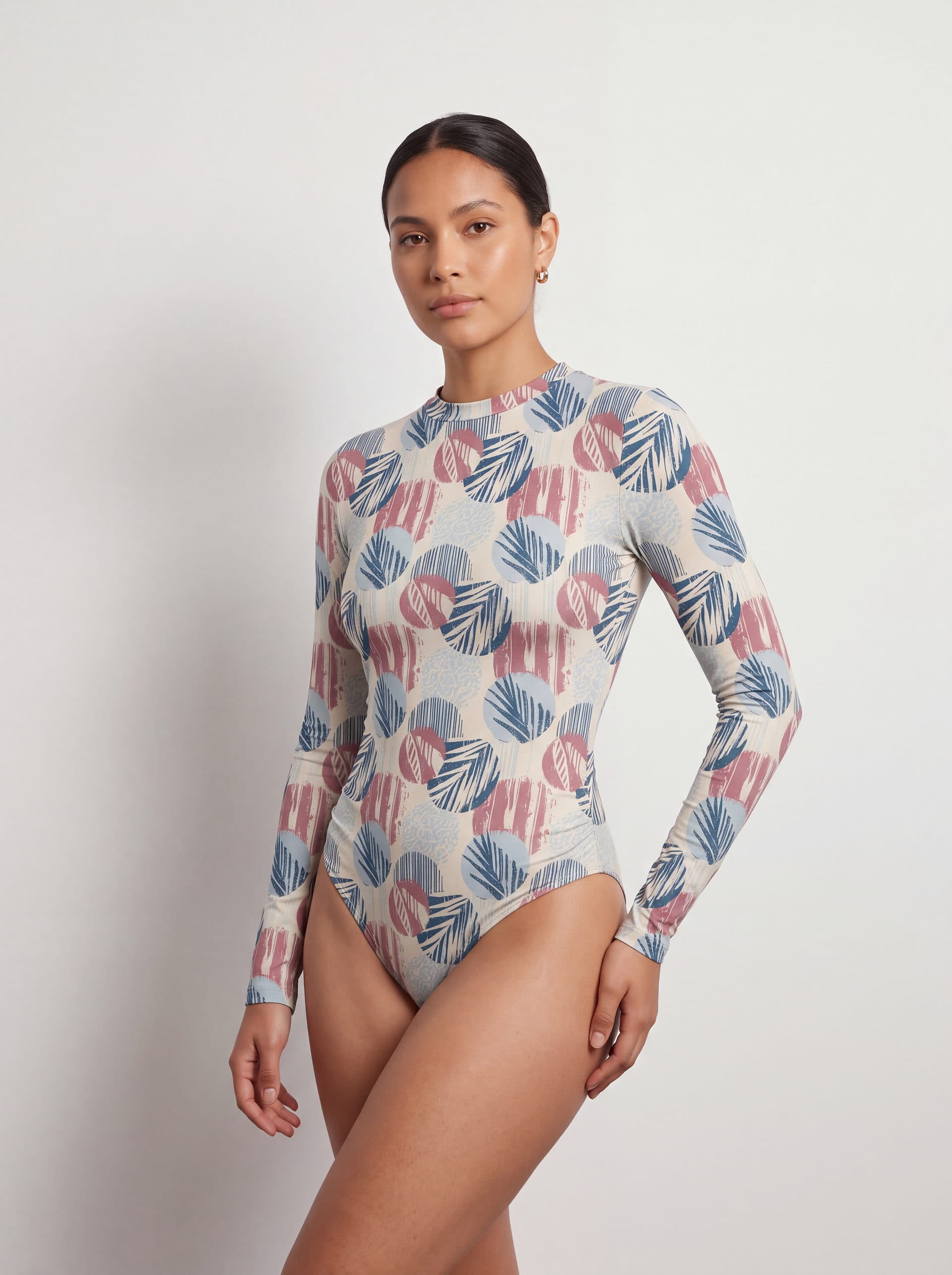 Body para Dama Manga Larga estampado Hojas 3, puesto en modelo