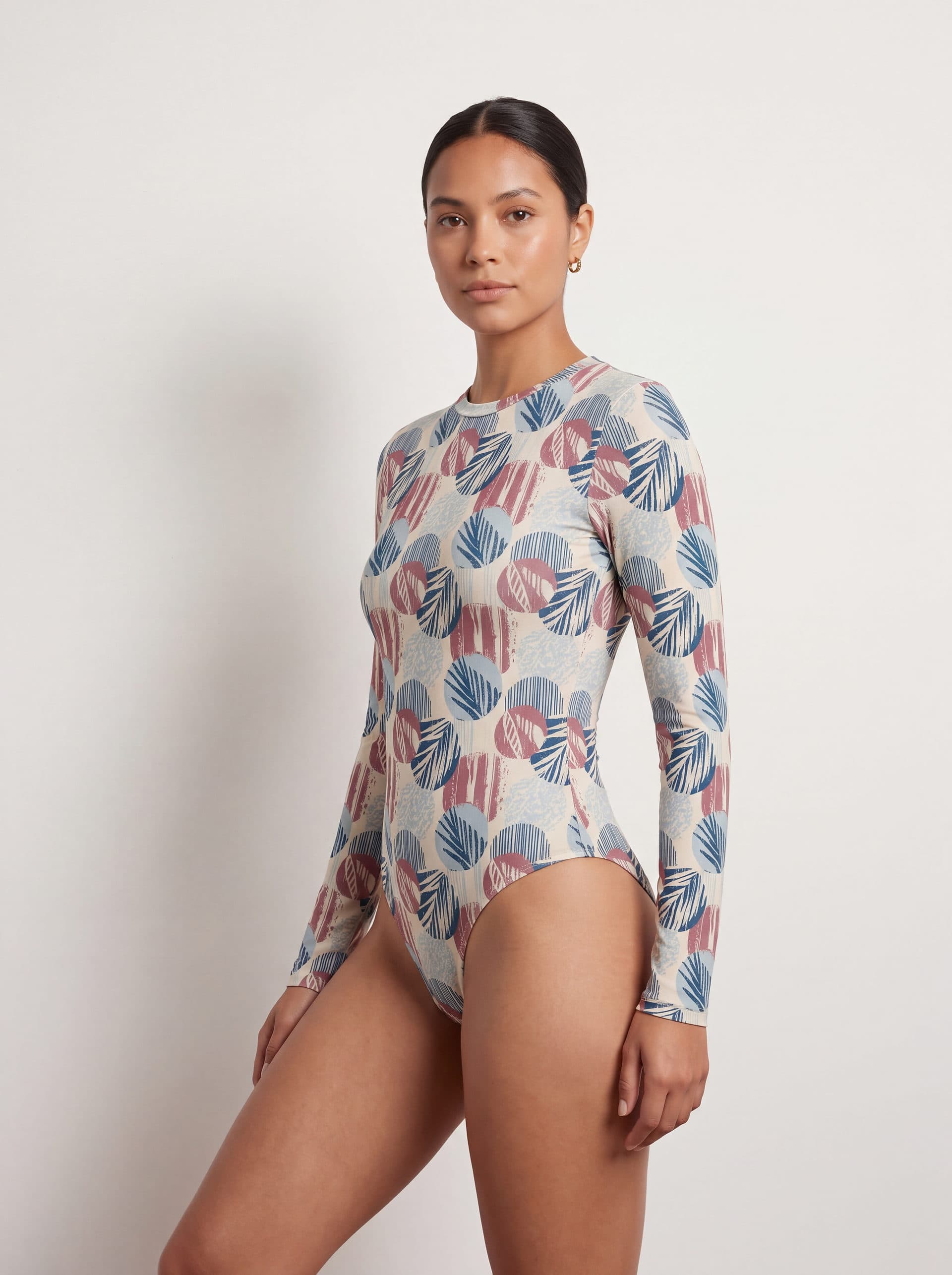Body para Dama Manga Larga estampado Hojas 3, en modelo, vista de tres cuartos