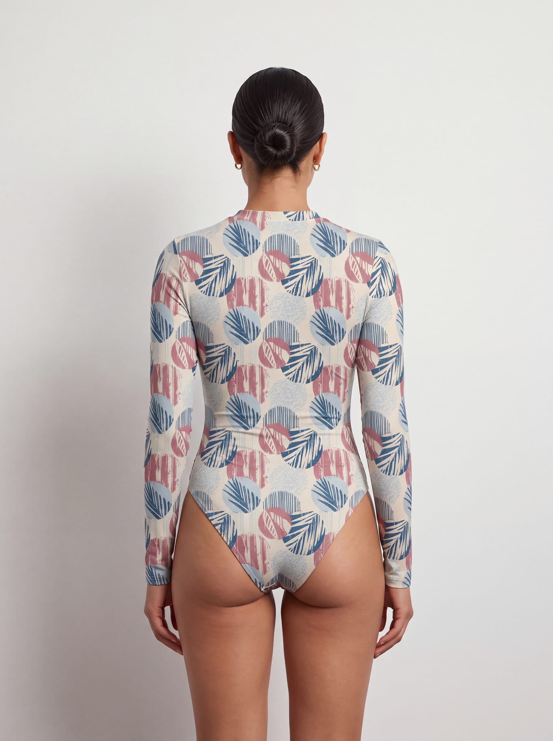 Body para Dama Manga Larga estampado Hojas 3, visto por detrás en modelo