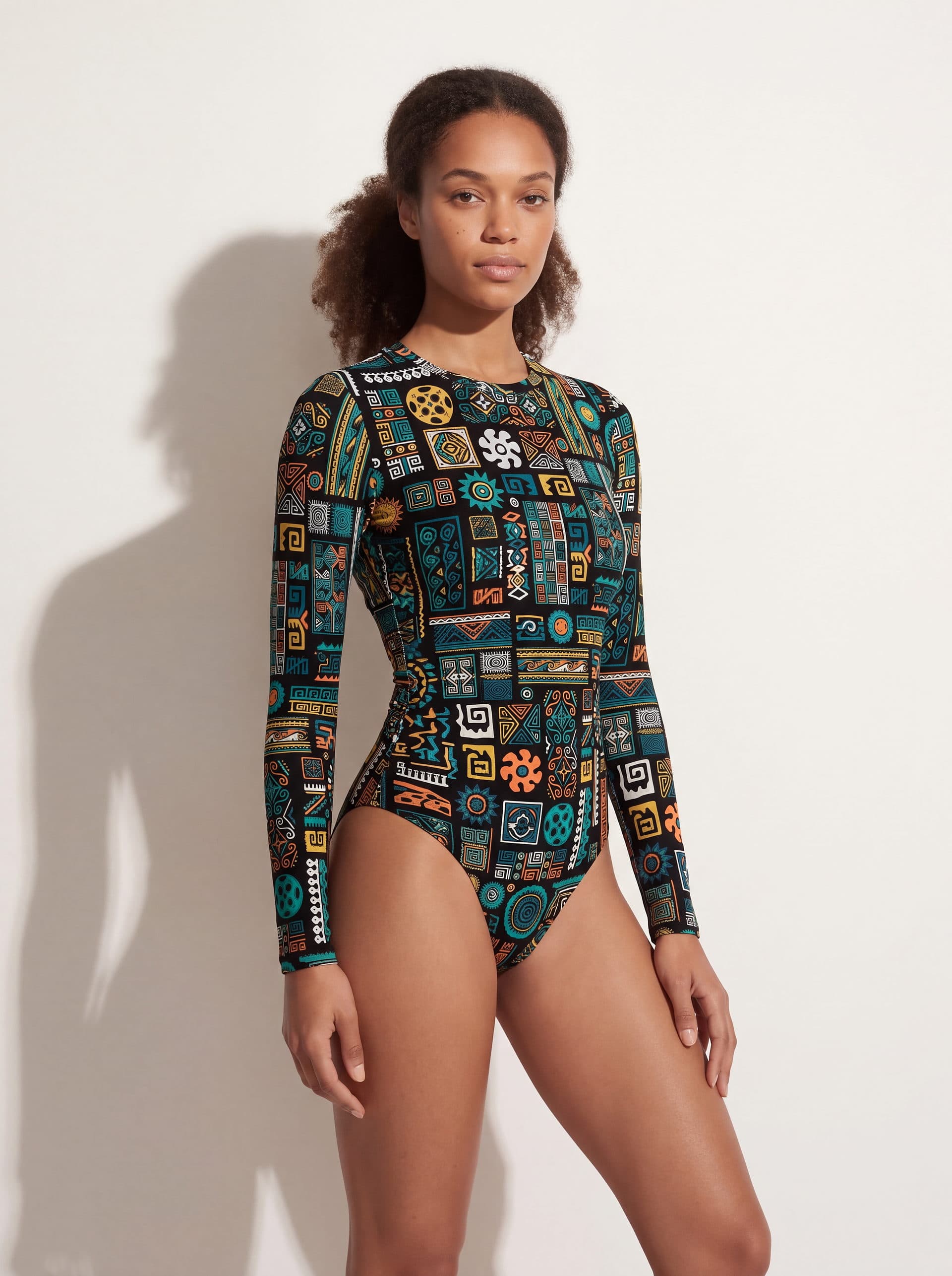 Body para Dama Manga Larga estampado Maya, en modelo, vista de tres cuartos
