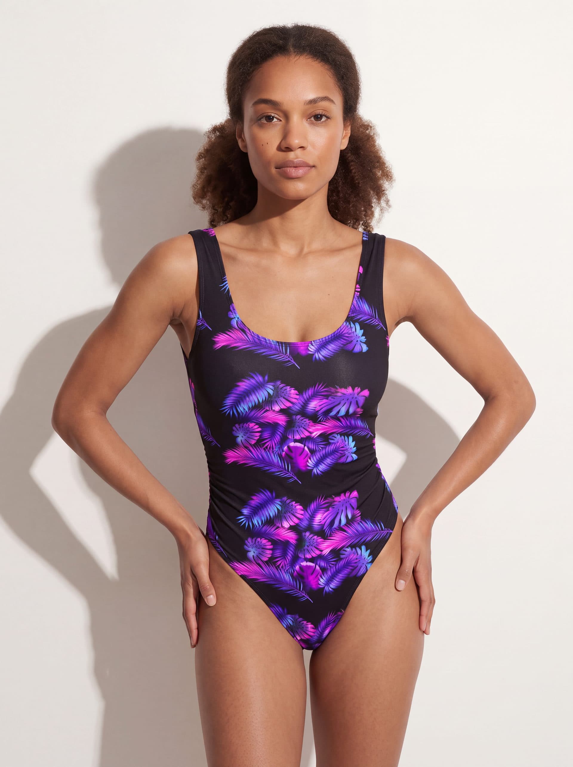 Body para Dama sin Manga estampado Negro con hojas, puesto en modelo