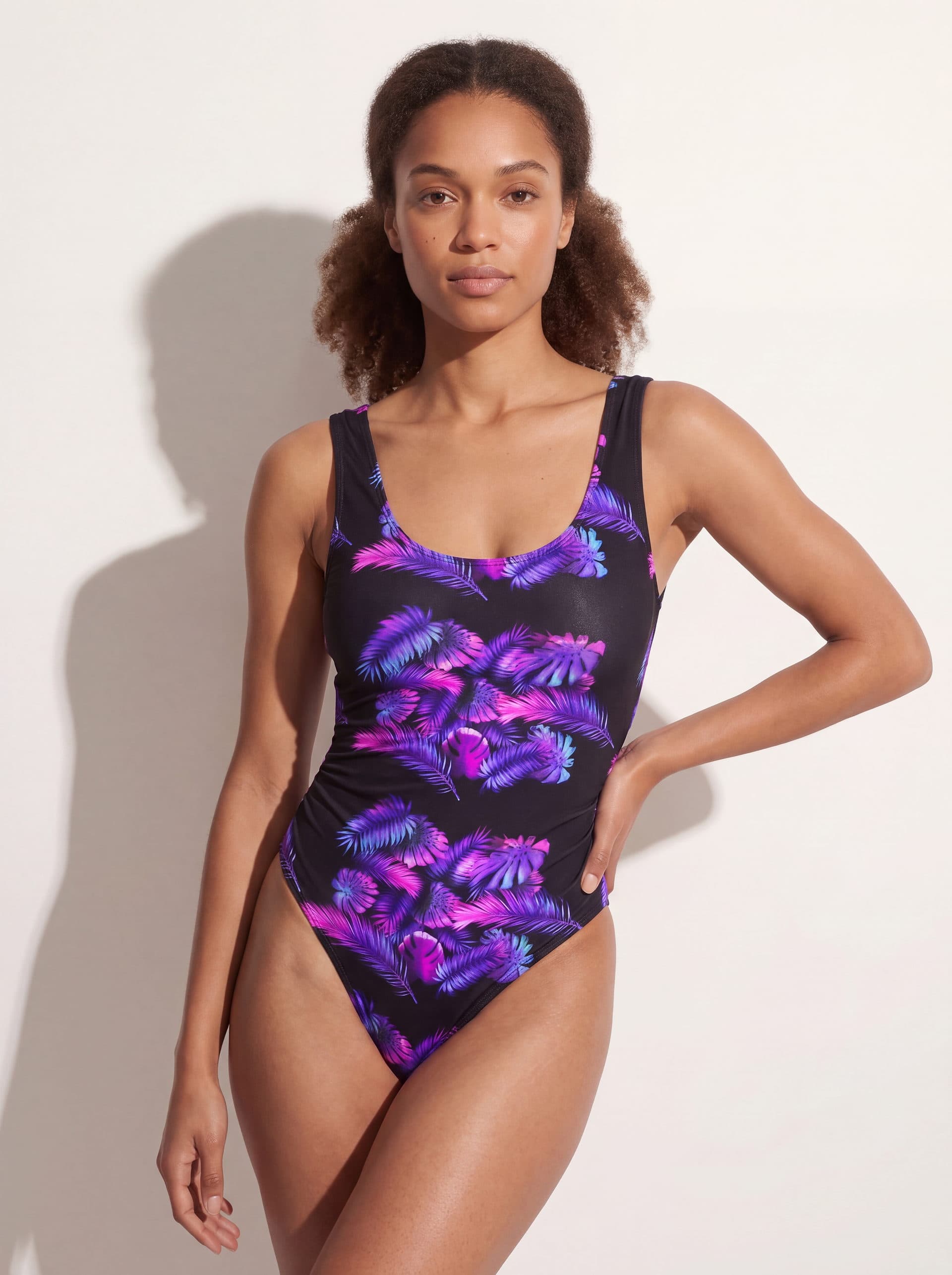 Body para Dama sin Manga estampado Negro con hojas, puesto en modelo