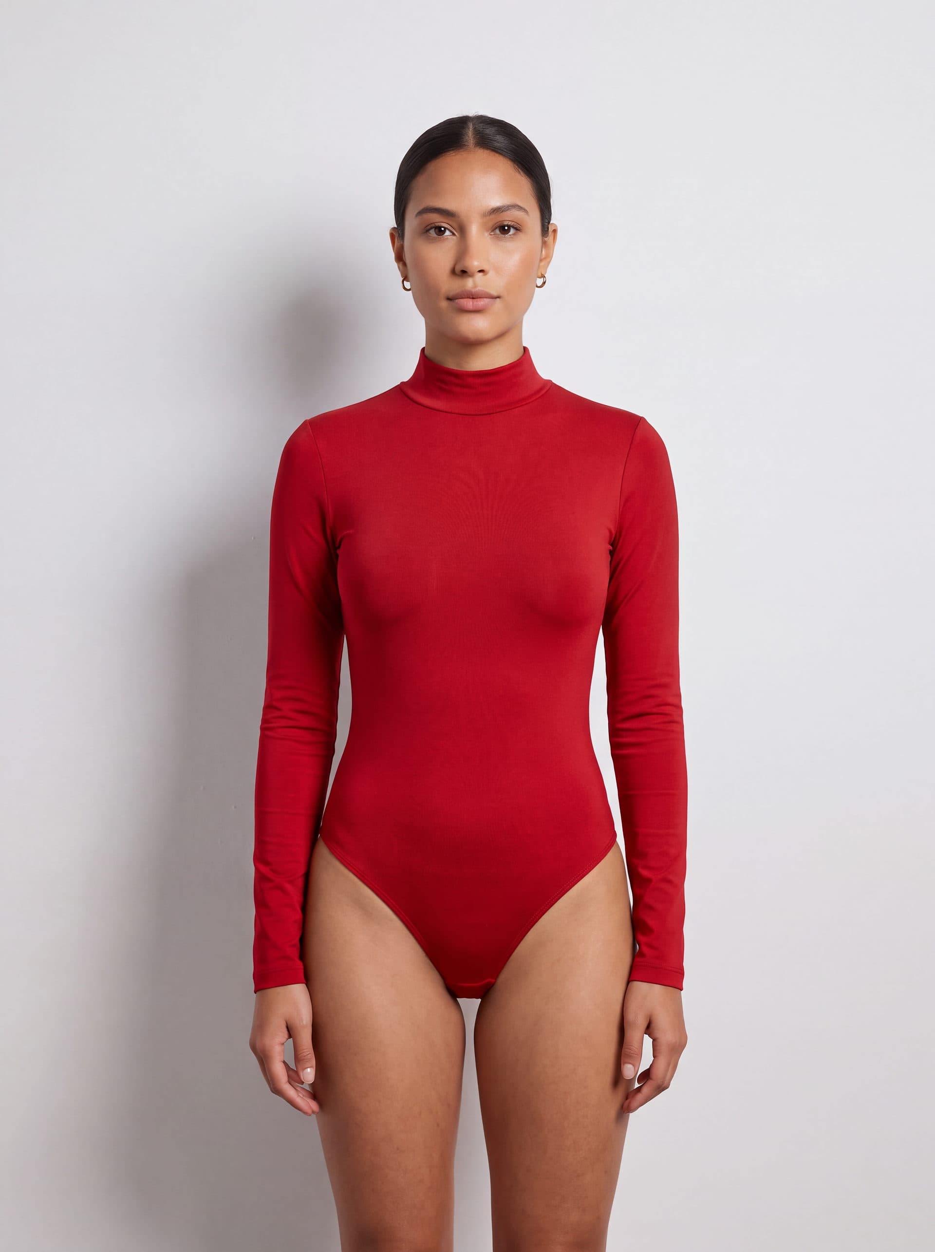 Body manga larga cuello tortuga, en color rojo, puesto en modelo