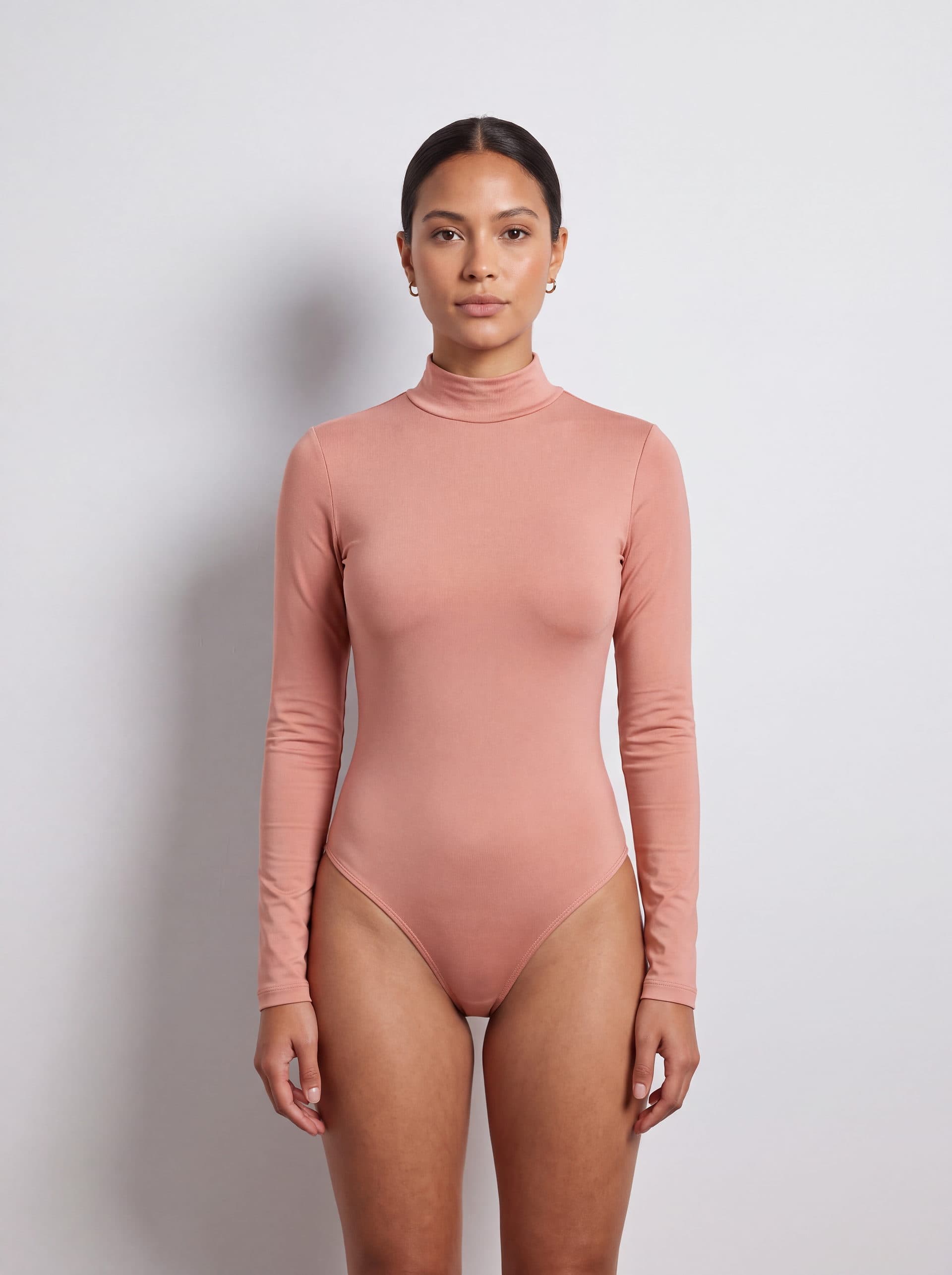 Body manga larga cuello tortuga, en color rosado, puesto en modelo