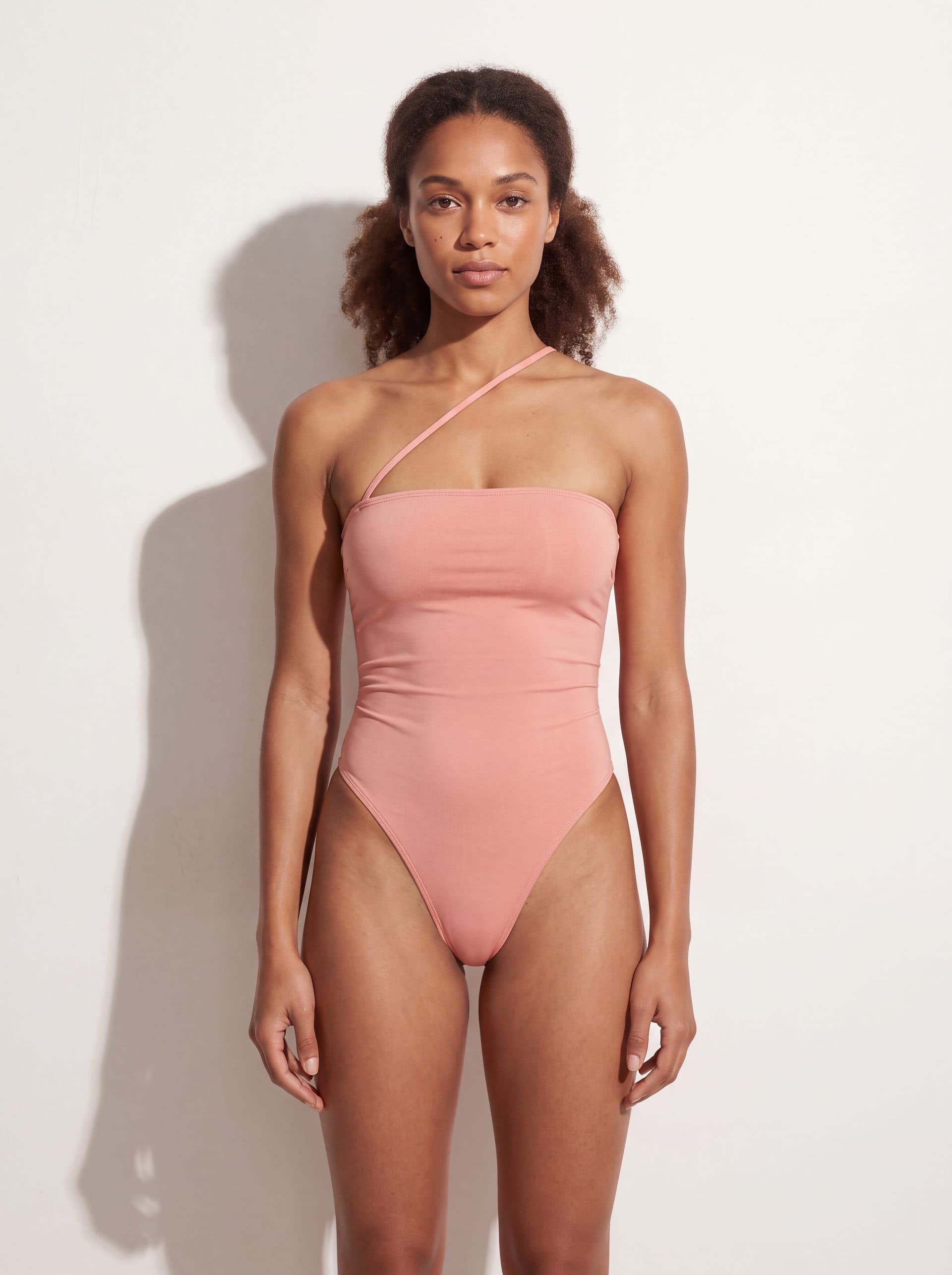 Body sin mangas con tirante diagonal, en color rosado, puesto en modelo