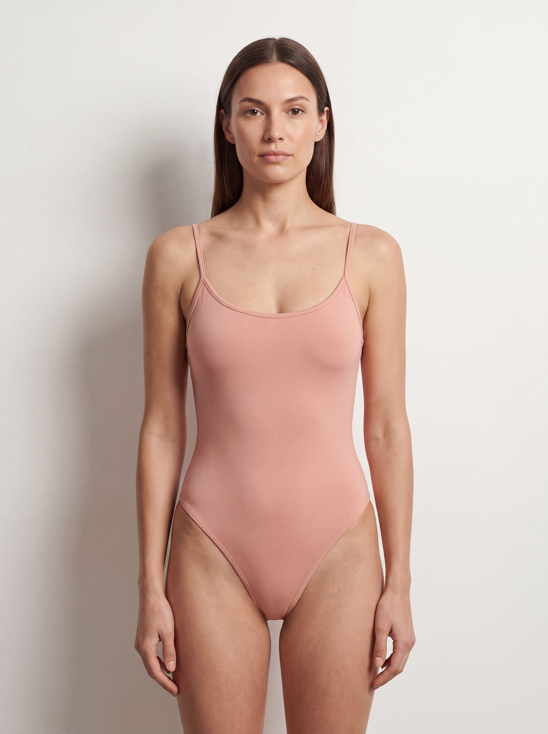 Body tirantes cuello redondo unicolor, en color rosado, puesto en modelo