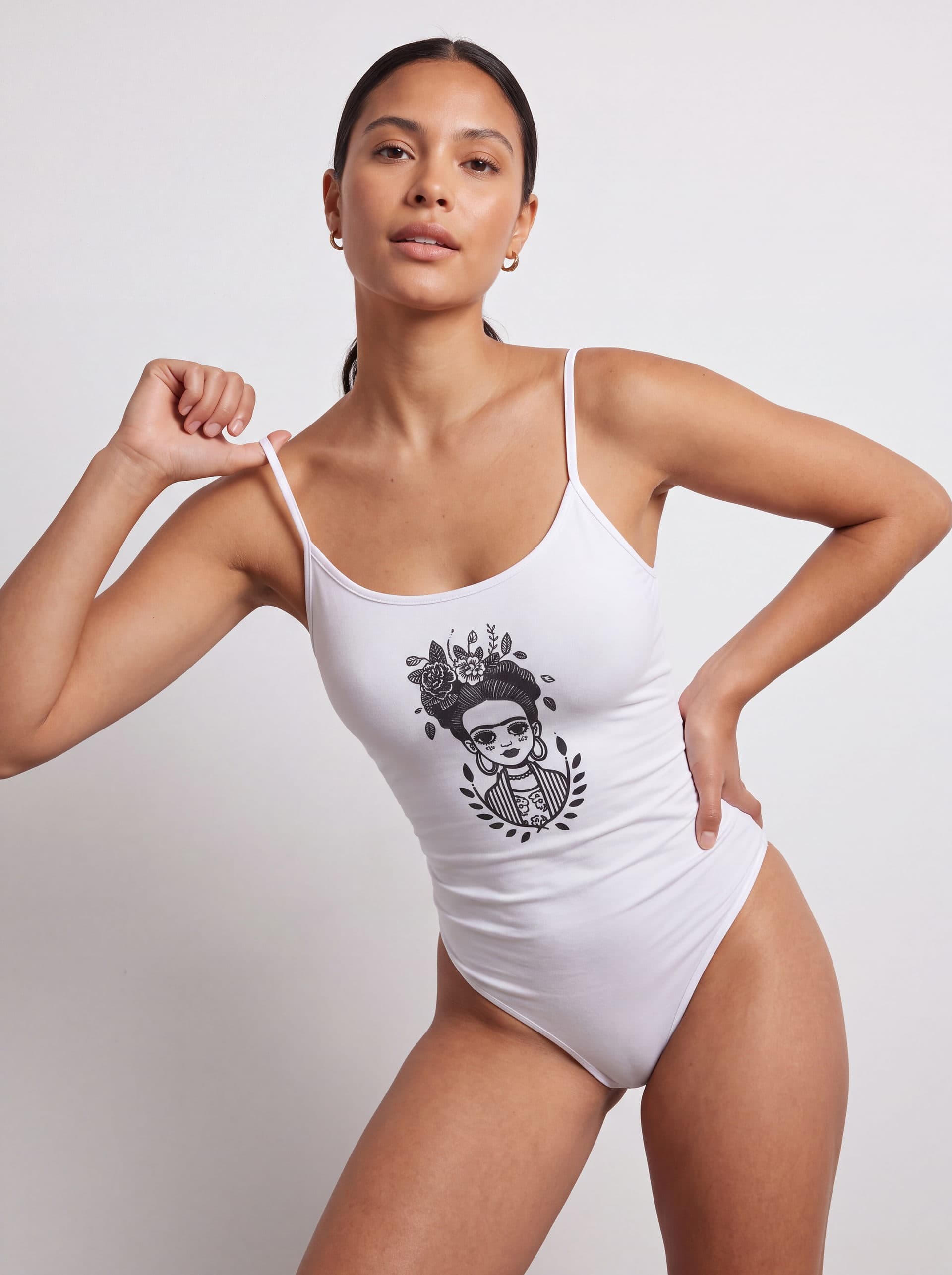 Body tirantes Frida Kahlo, en color blanco, puesto en modelo