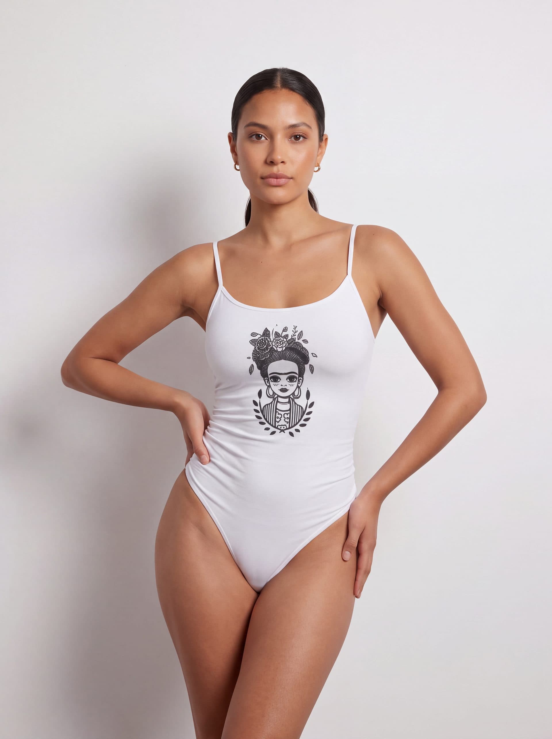 Body tirantes Frida Kahlo, en color blanco, puesto en modelo