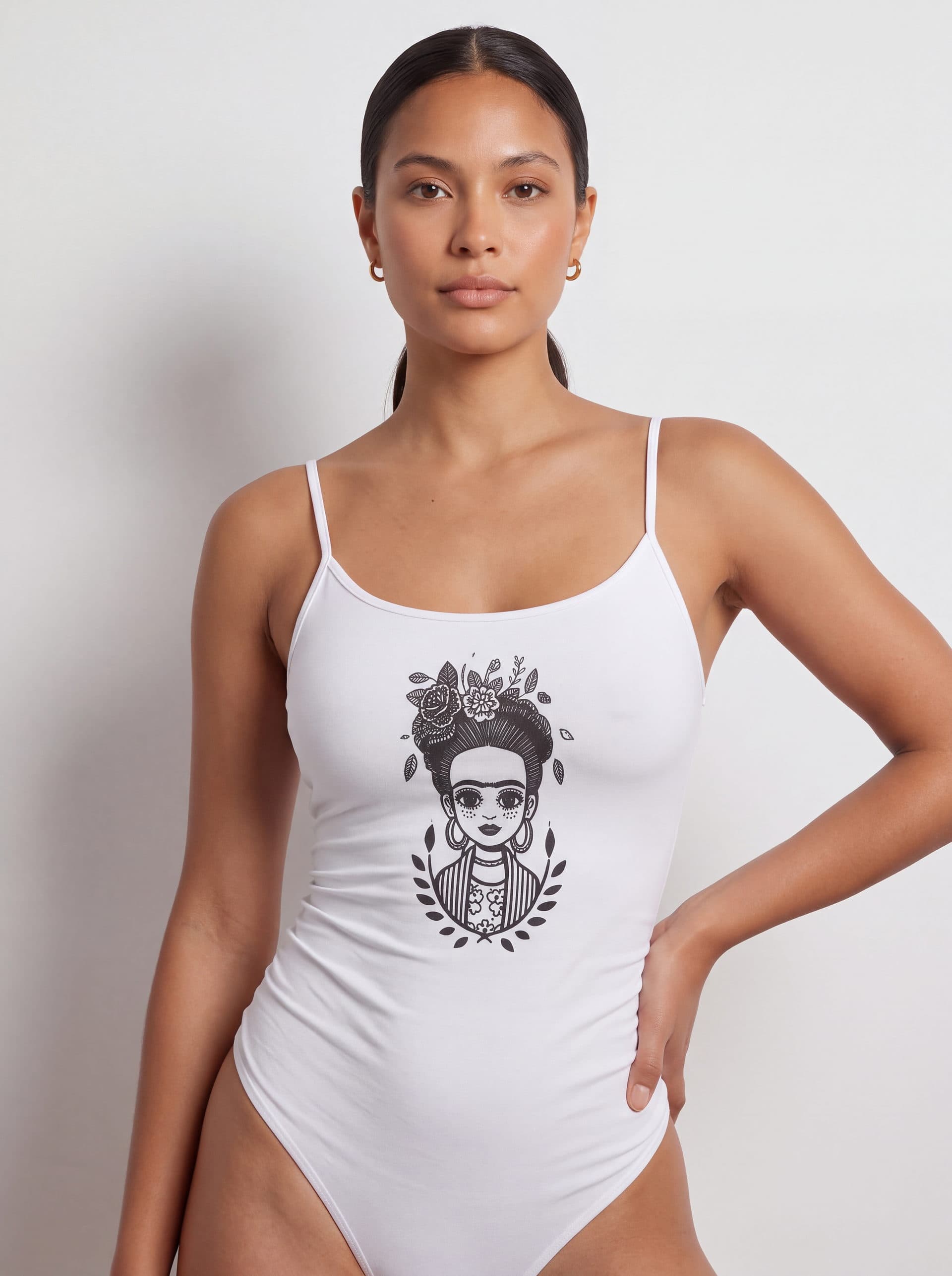 Body tirantes Frida Kahlo, en color blanco, puesto en modelo