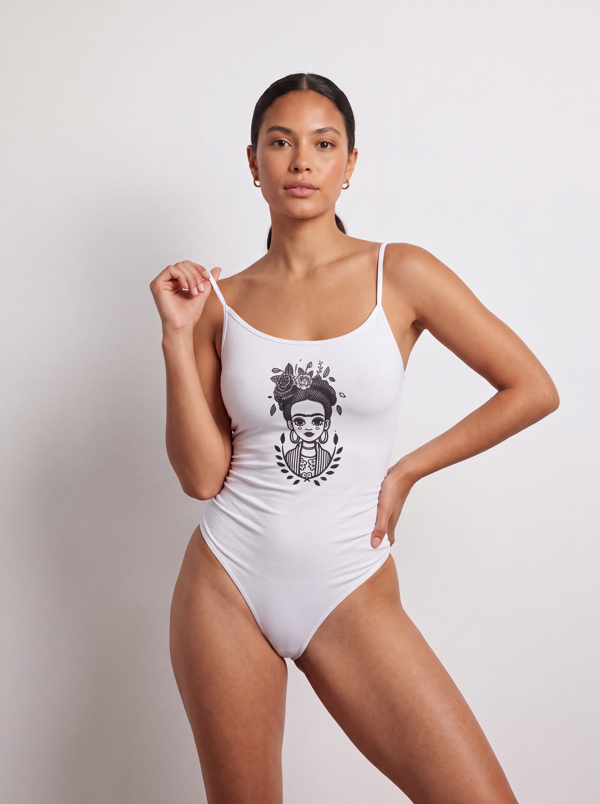 Body tirantes Frida Kahlo, en color blanco, puesto en modelo