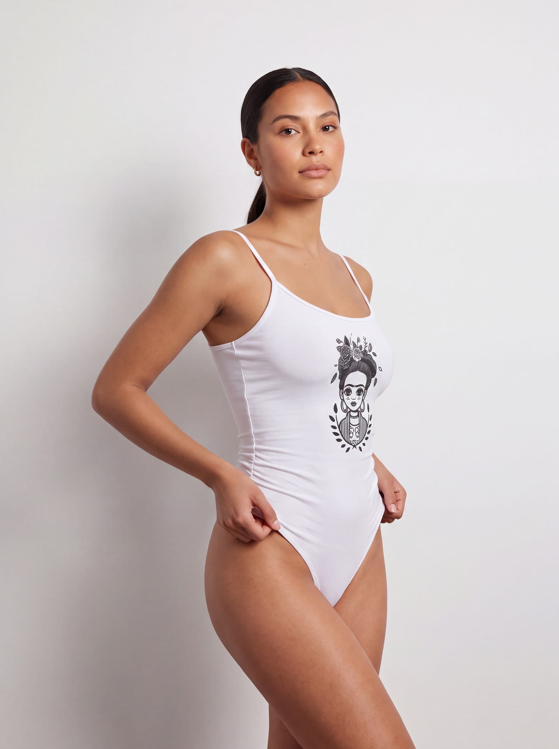 Body tirantes Frida Kahlo, en color blanco, puesto en modelo