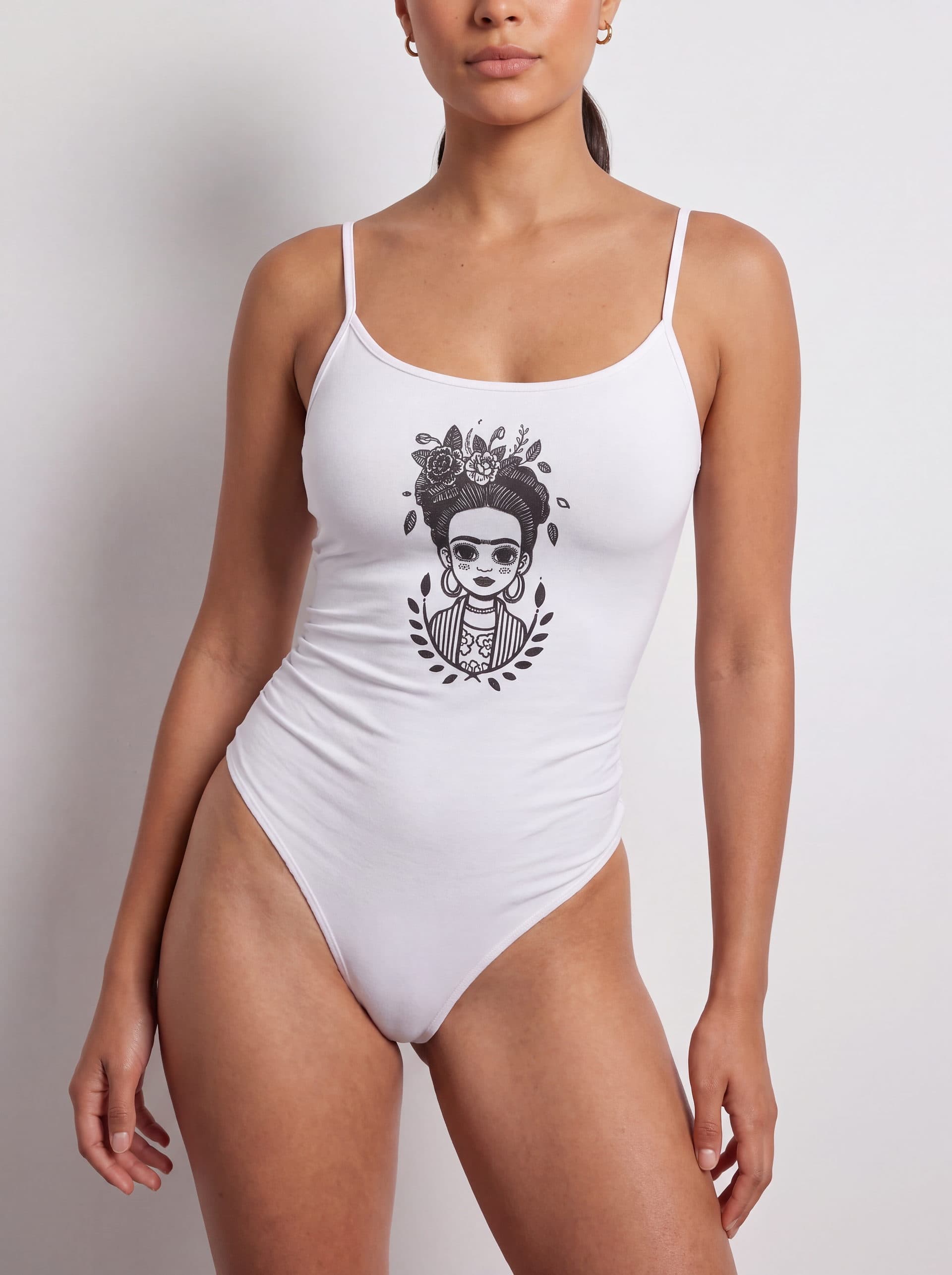 Body tirantes Frida Kahlo, en color blanco, puesto en modelo