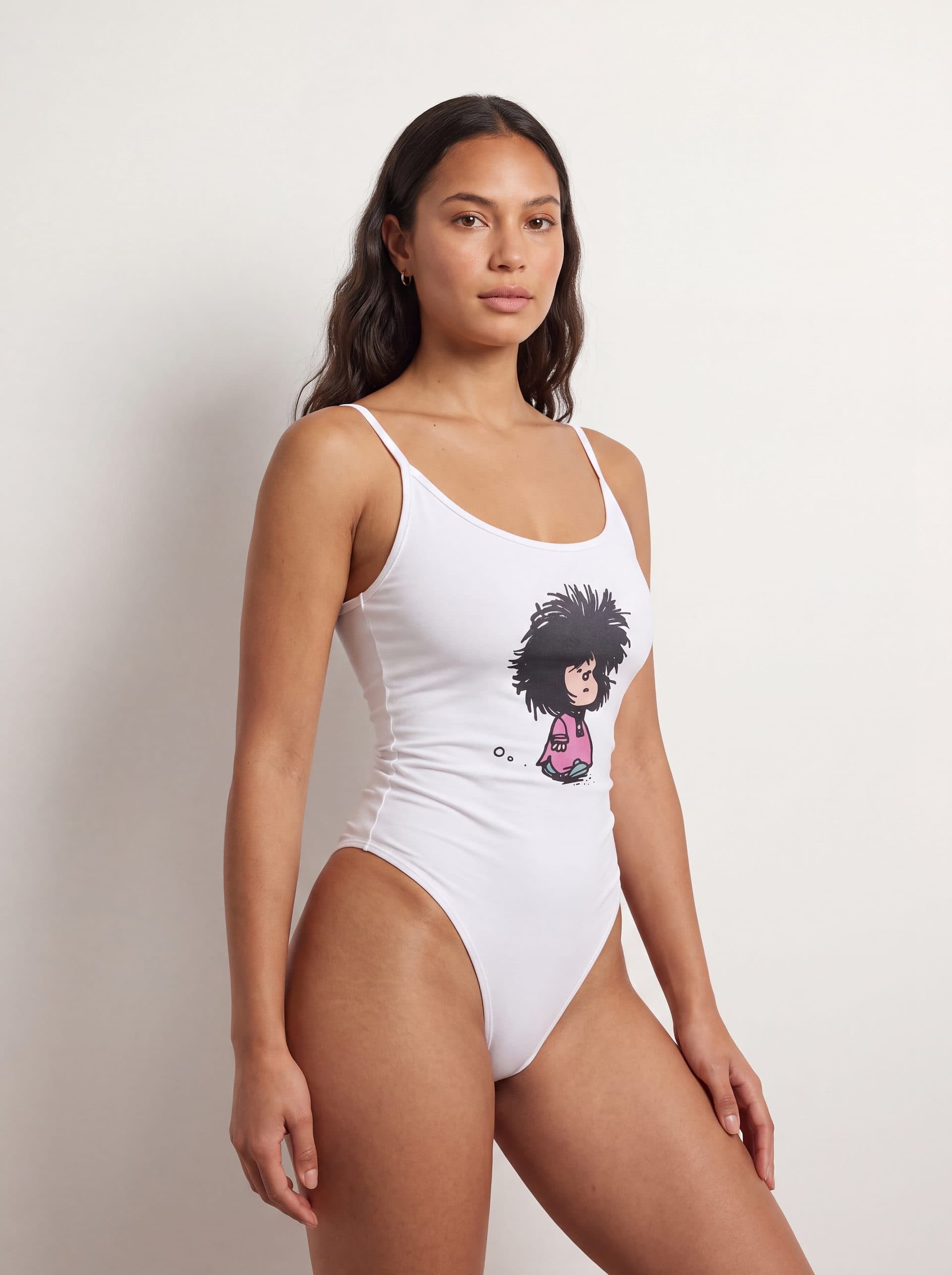 Body tirantes Mafalda, en color blanco, puesto en modelo