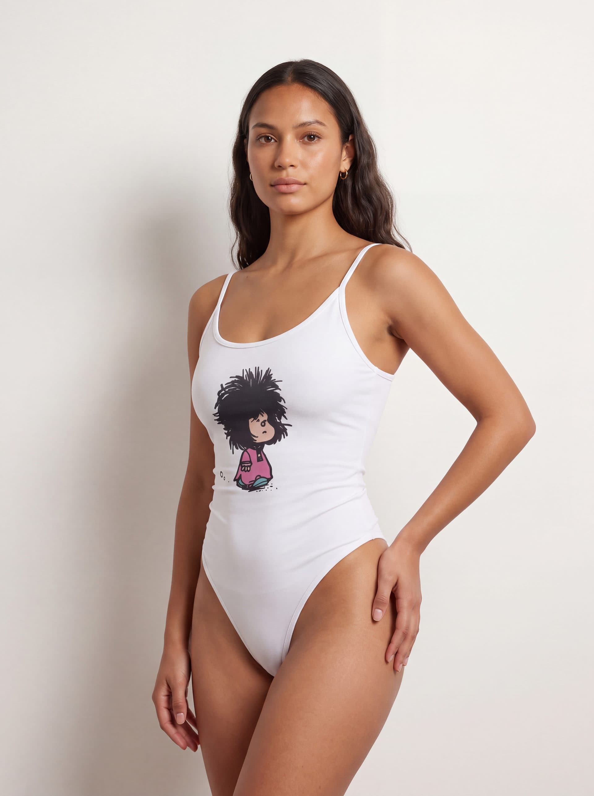 Body tirantes Mafalda, en color blanco, puesto en modelo