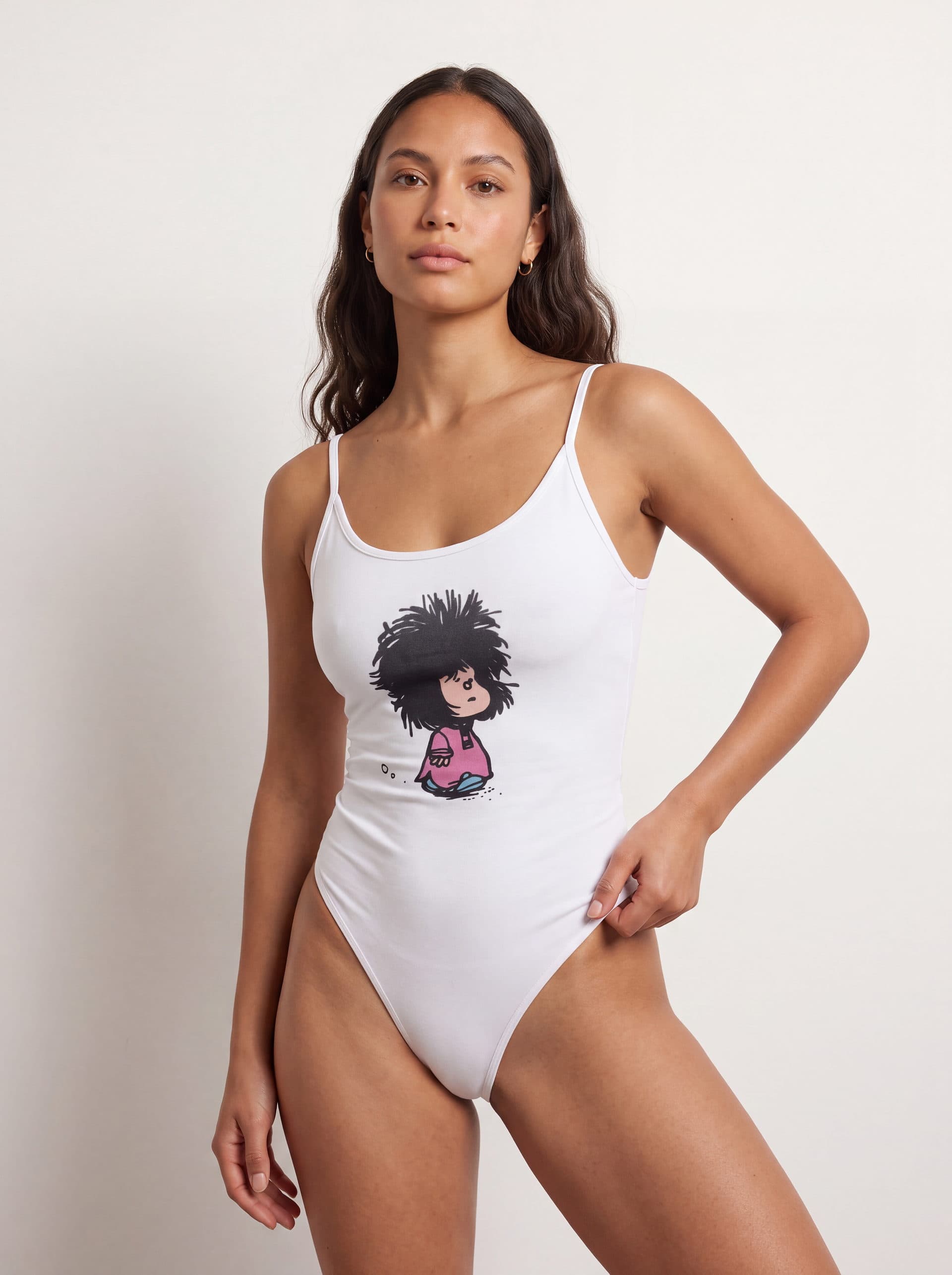 Body tirantes Mafalda, en color blanco, puesto en modelo