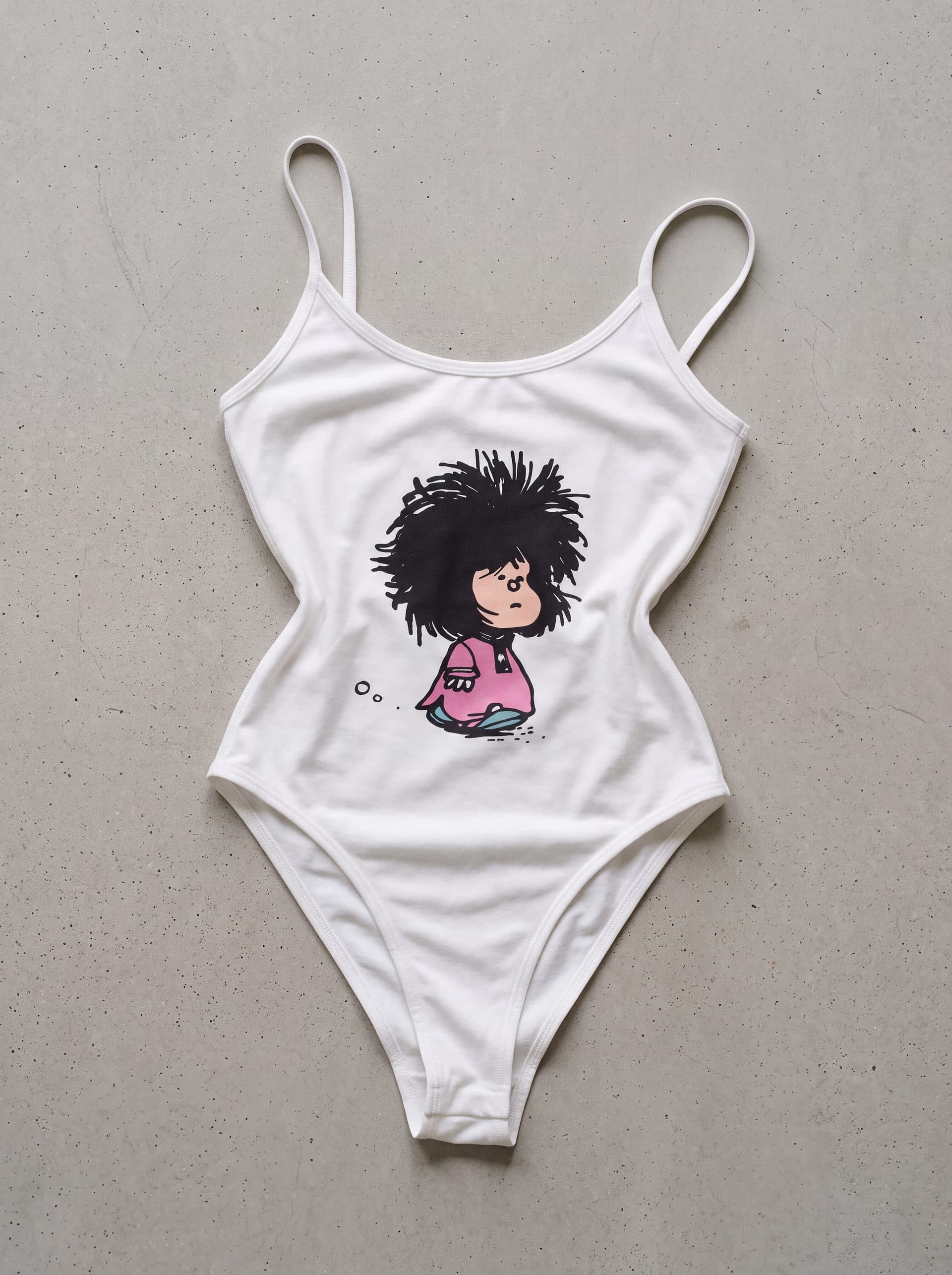 Body tirantes Mafalda, en color blanco, prenda sola sobre fondo de cemento