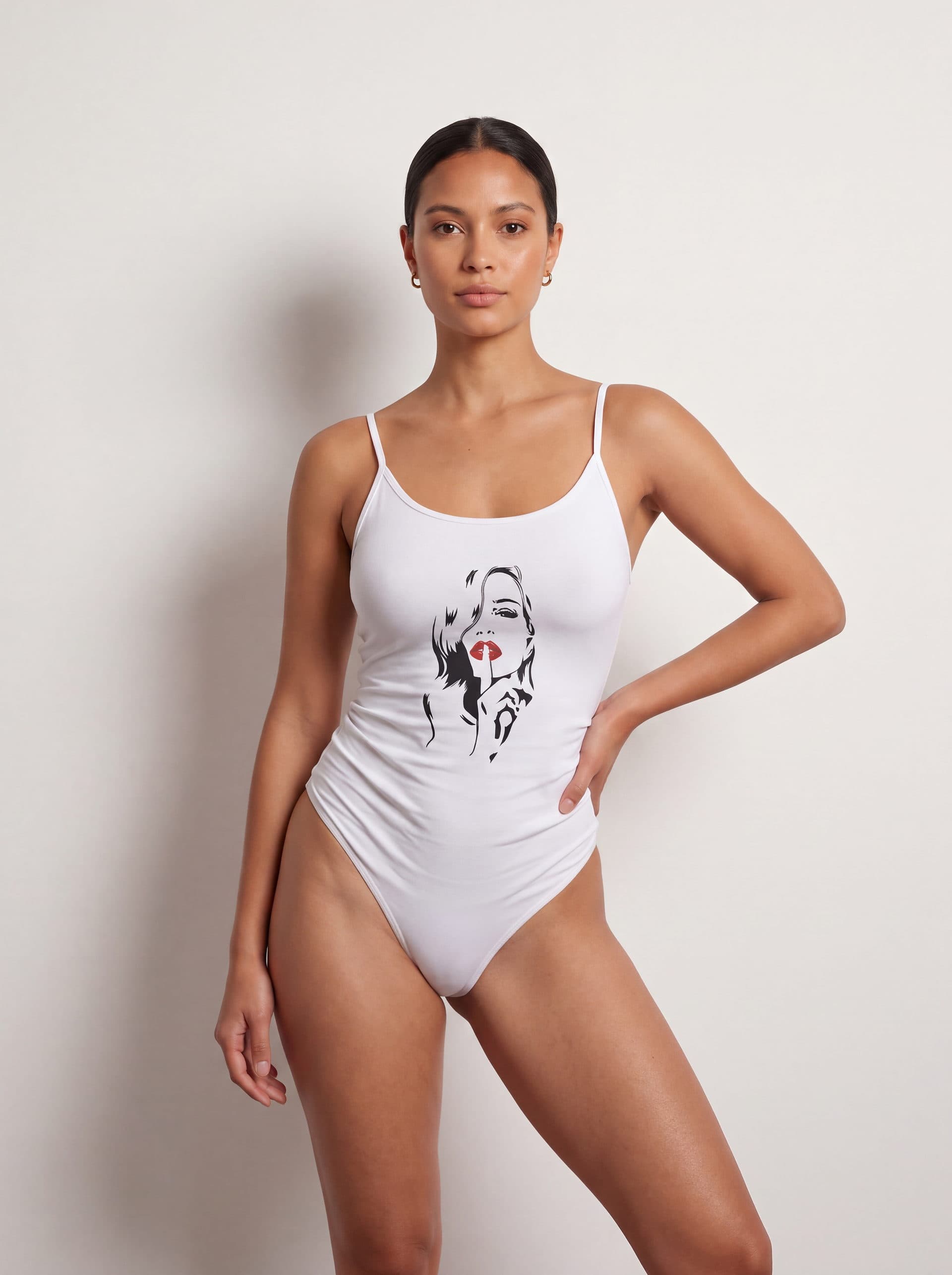 Body tirantes Mujer Shh, en color blanco, puesto en modelo