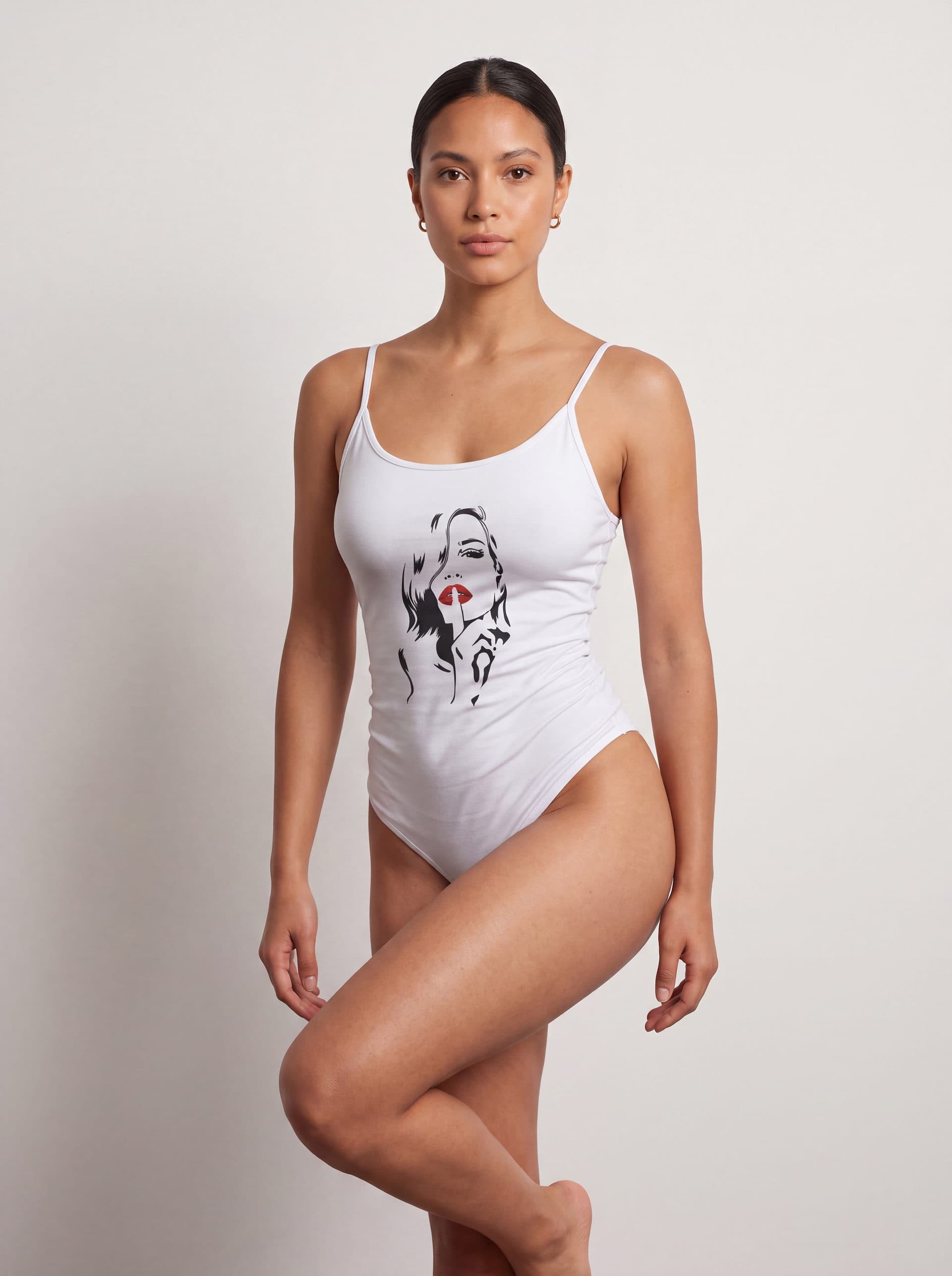 Body tirantes Mujer Shh, en color blanco, puesto en modelo
