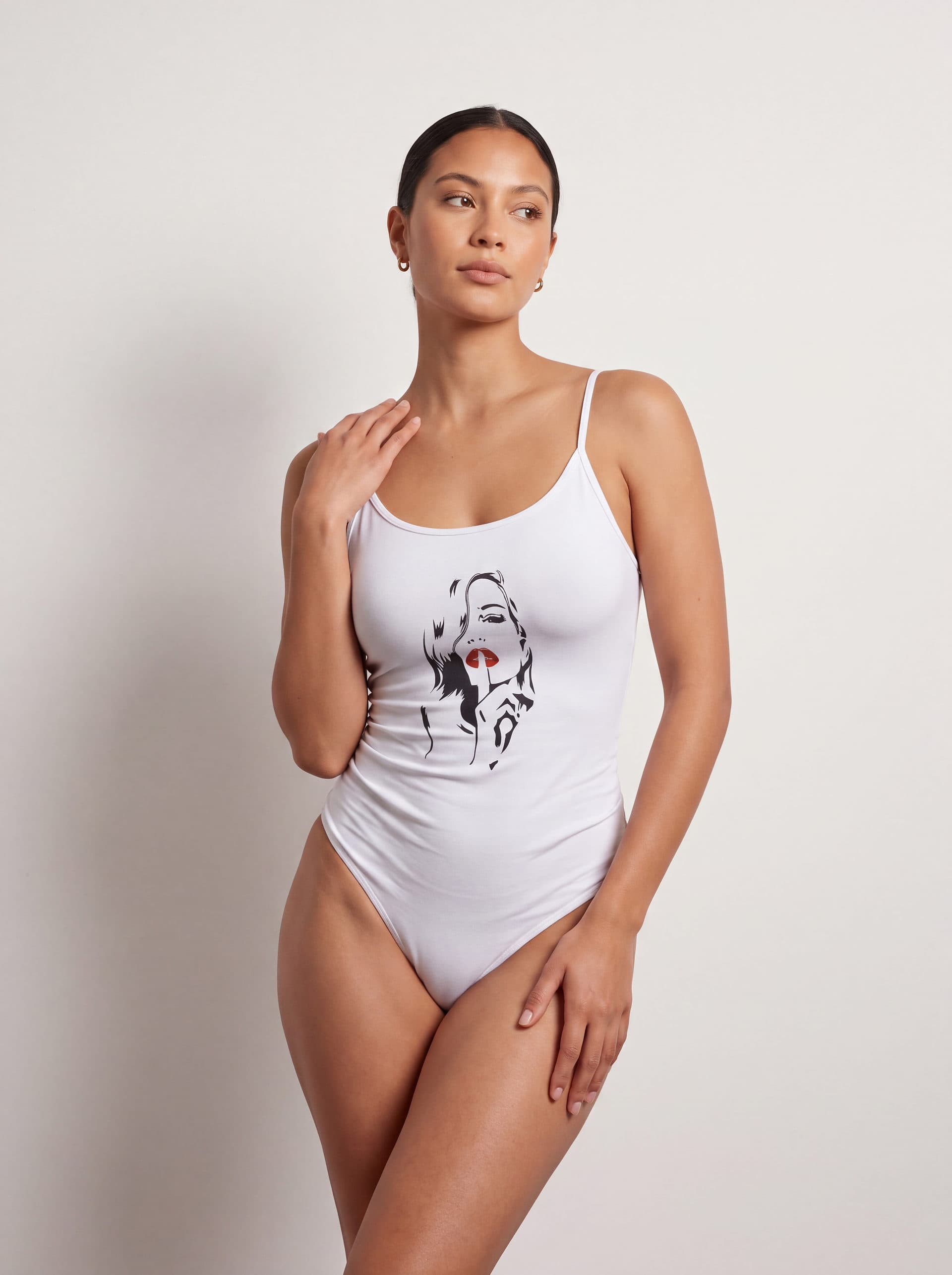Body tirantes Mujer Shh, en color blanco, puesto en modelo