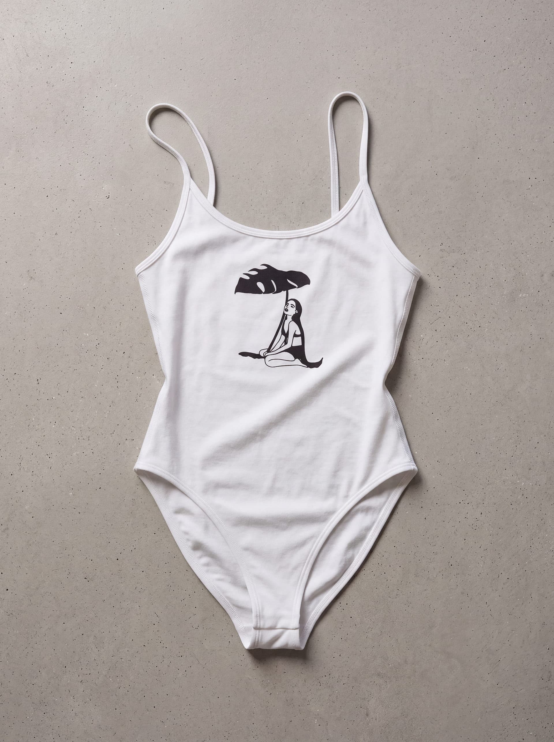 Body tirantes Sombrilla de Hojita, en color blanco, prenda sola sobre fondo de cemento