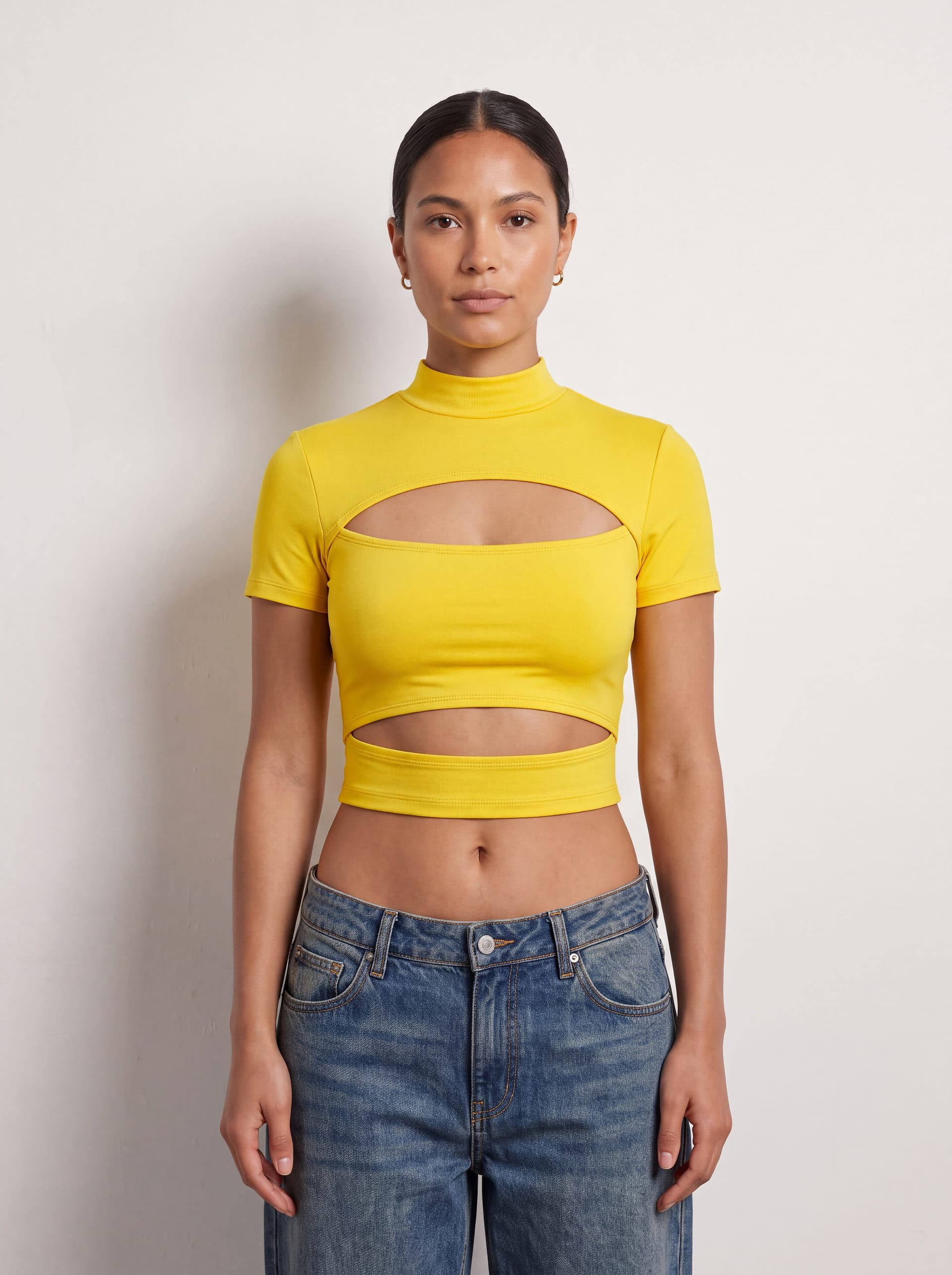 Crop top con doble abertura, en color amarillo, puesto en modelo