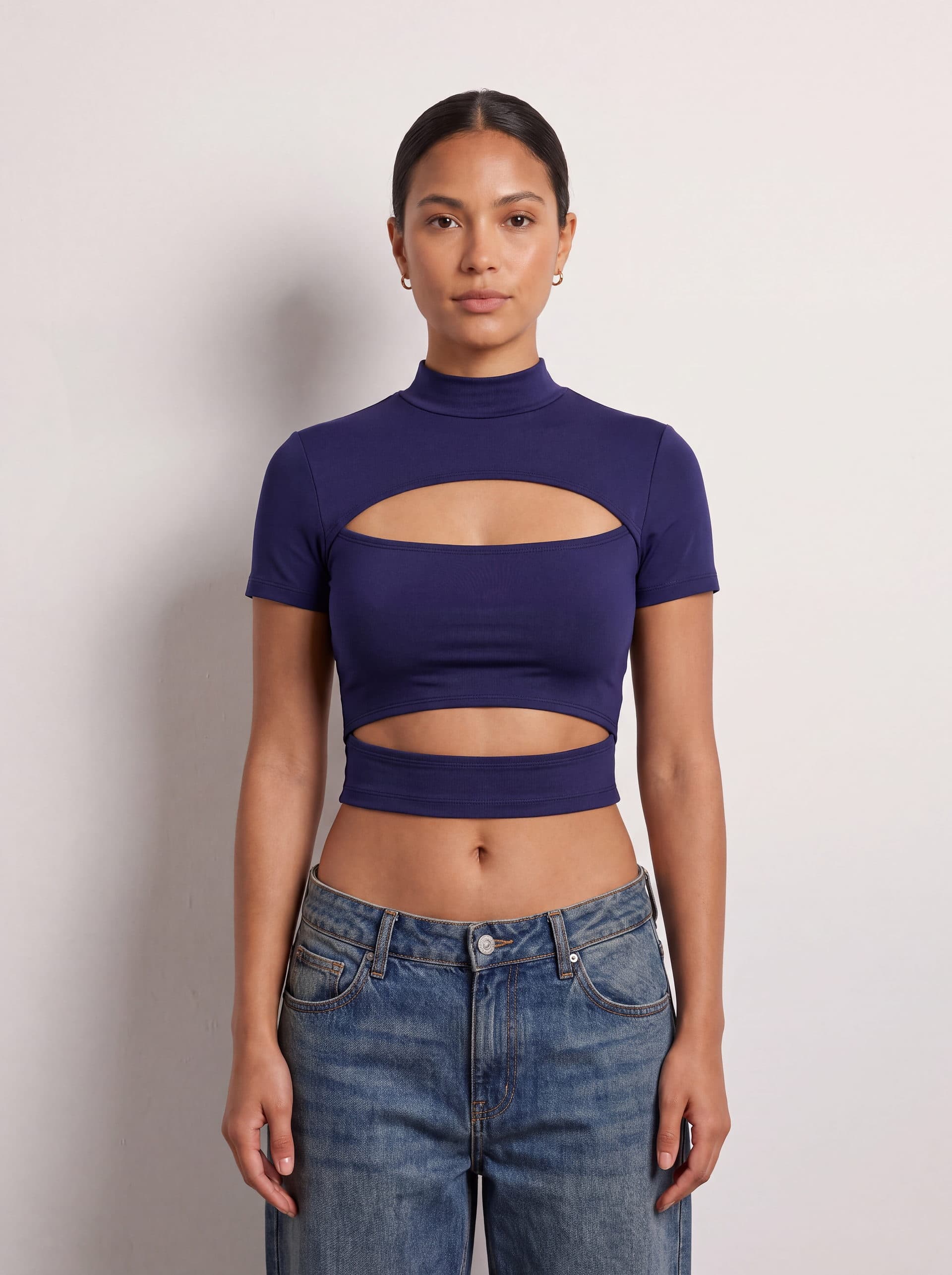 Crop top con doble abertura, en color azul navy, puesto en modelo