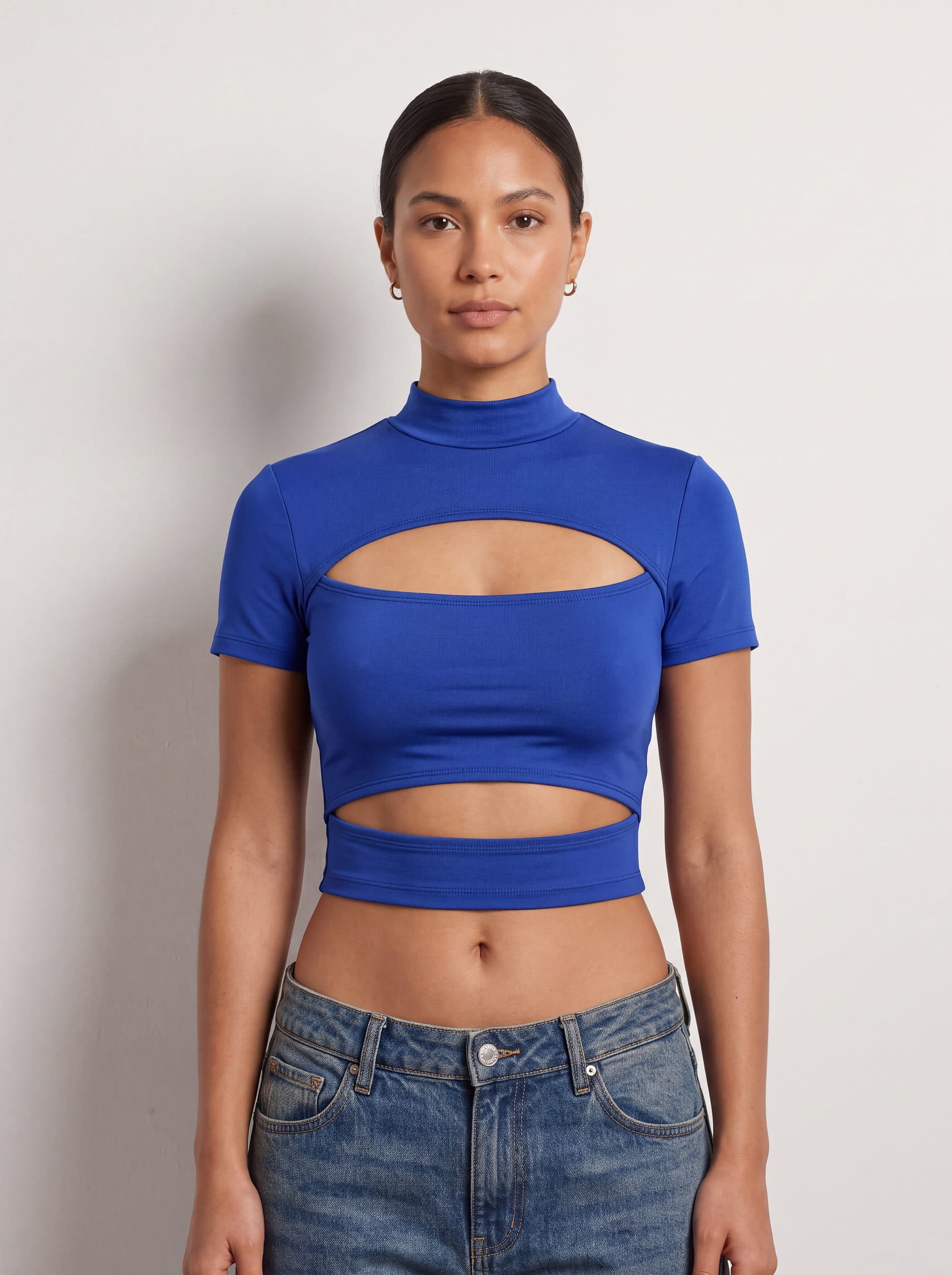 Crop top con doble abertura, en color azul rey, puesto en modelo