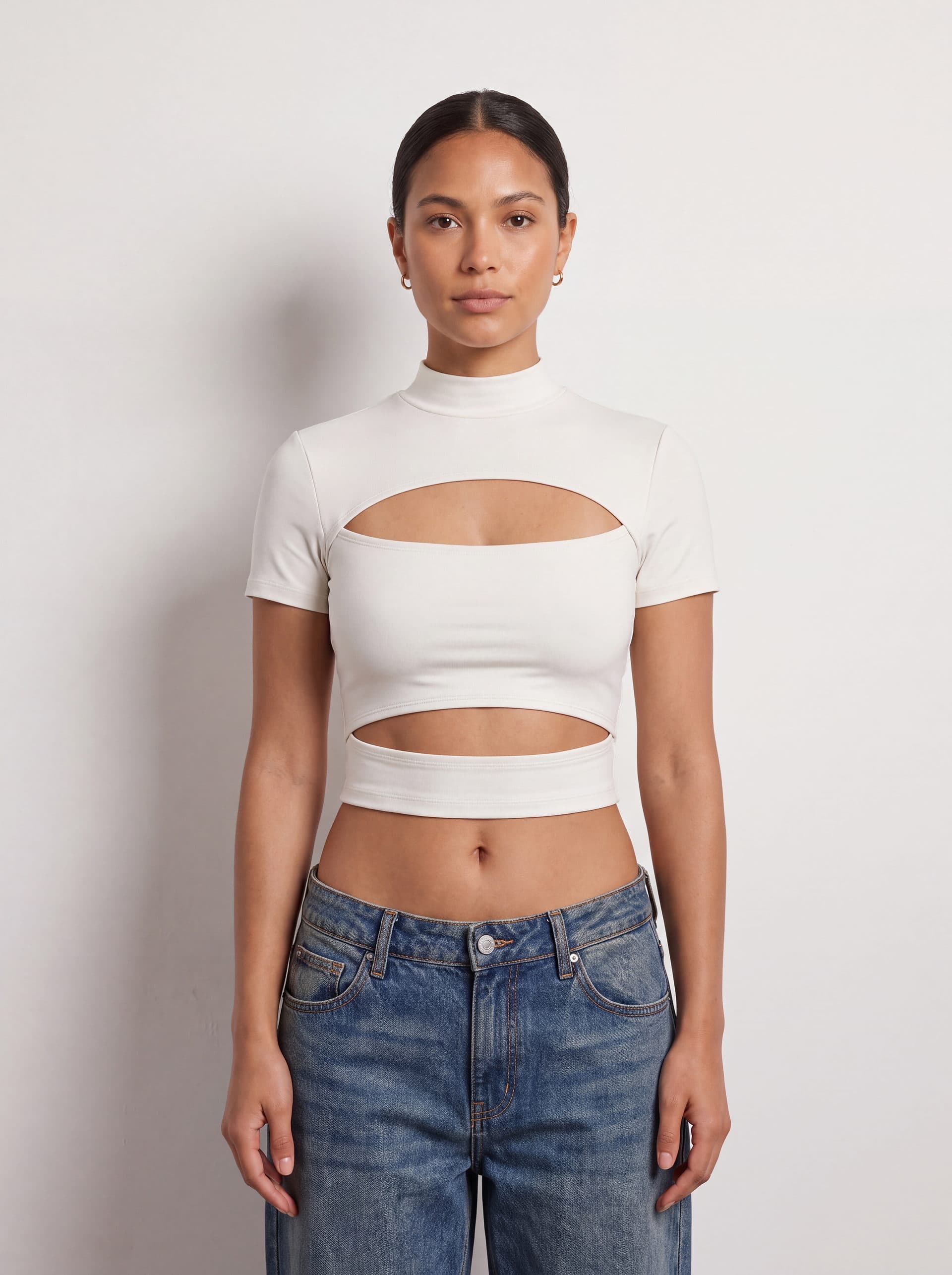 Crop top con doble abertura, en color blanco, puesto en modelo