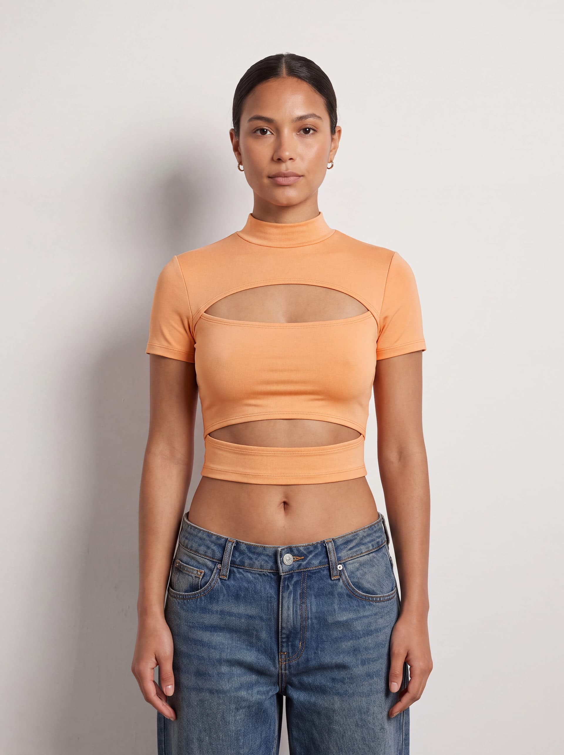 Crop top con doble abertura, en color durazno, puesto en modelo