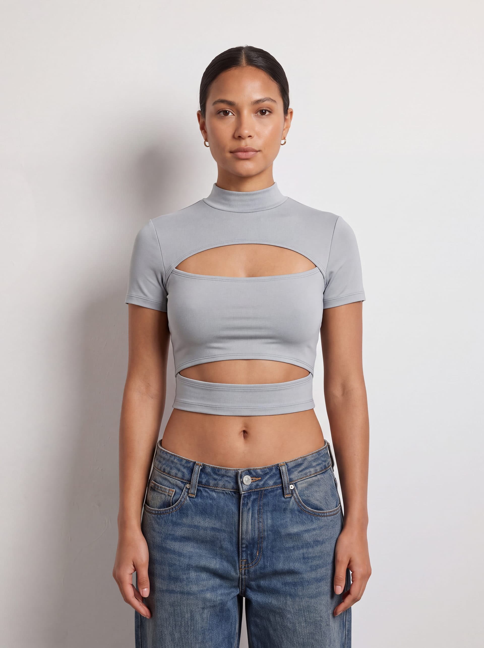 Crop top con doble abertura, en color gris, puesto en modelo