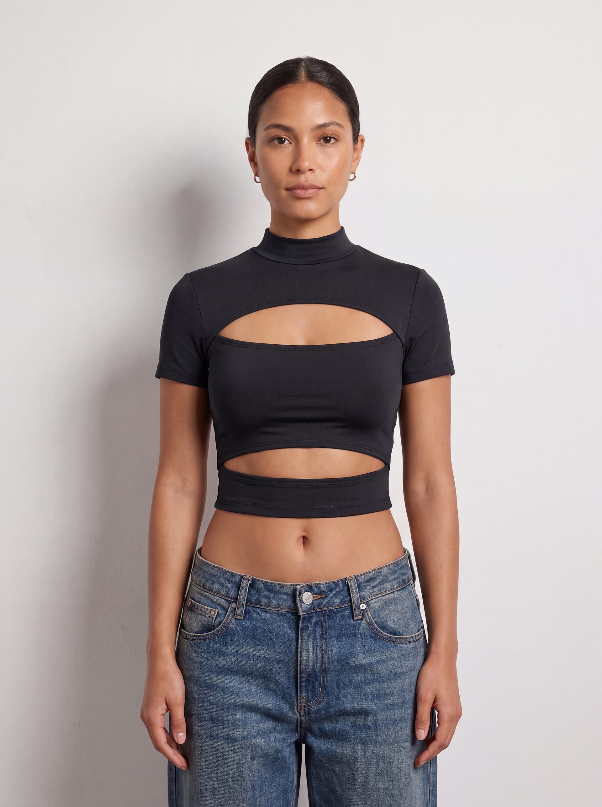 Crop top con doble abertura, en color negro, puesto en modelo