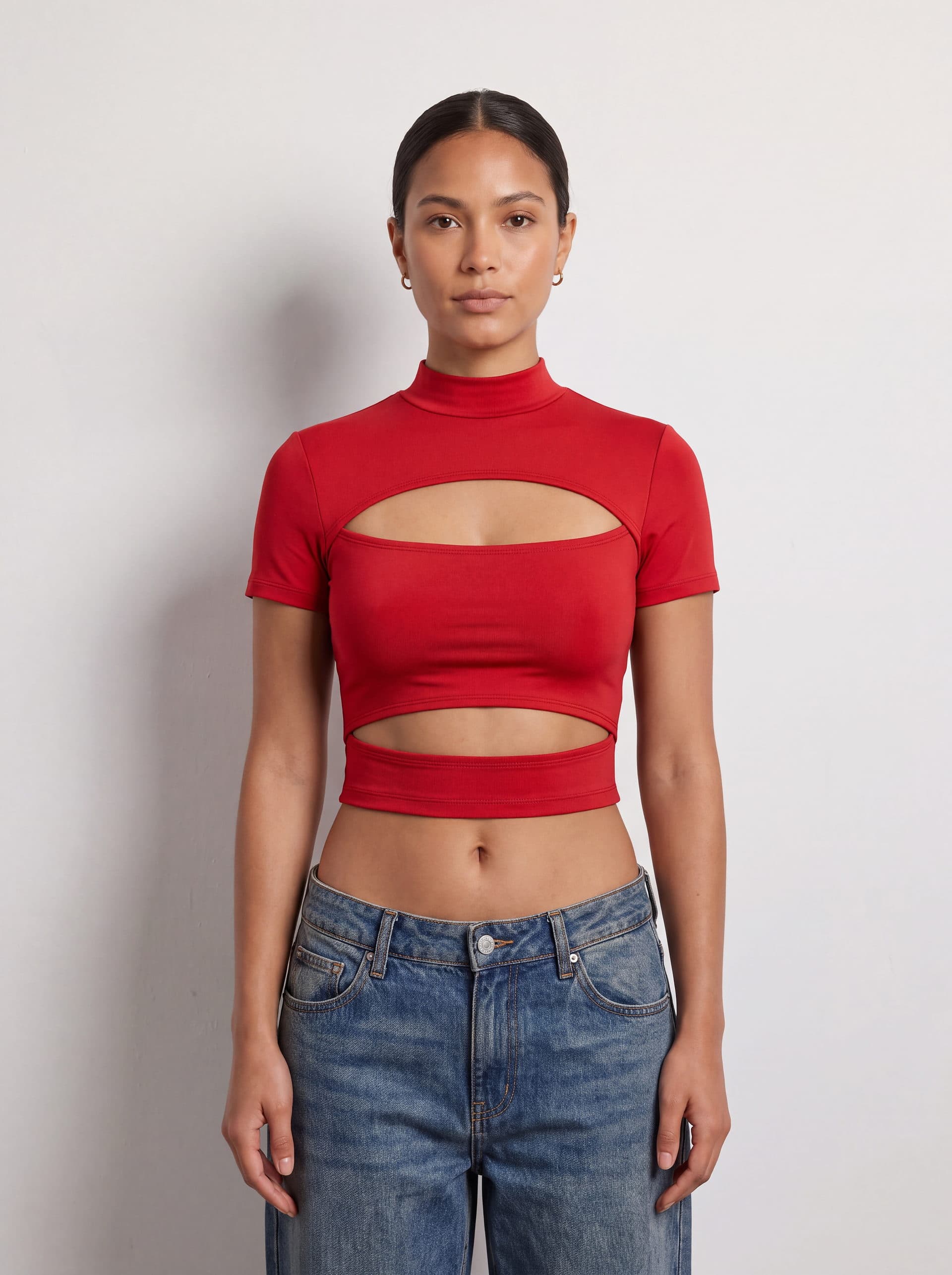 Crop top con doble abertura, en color rojo, puesto en modelo