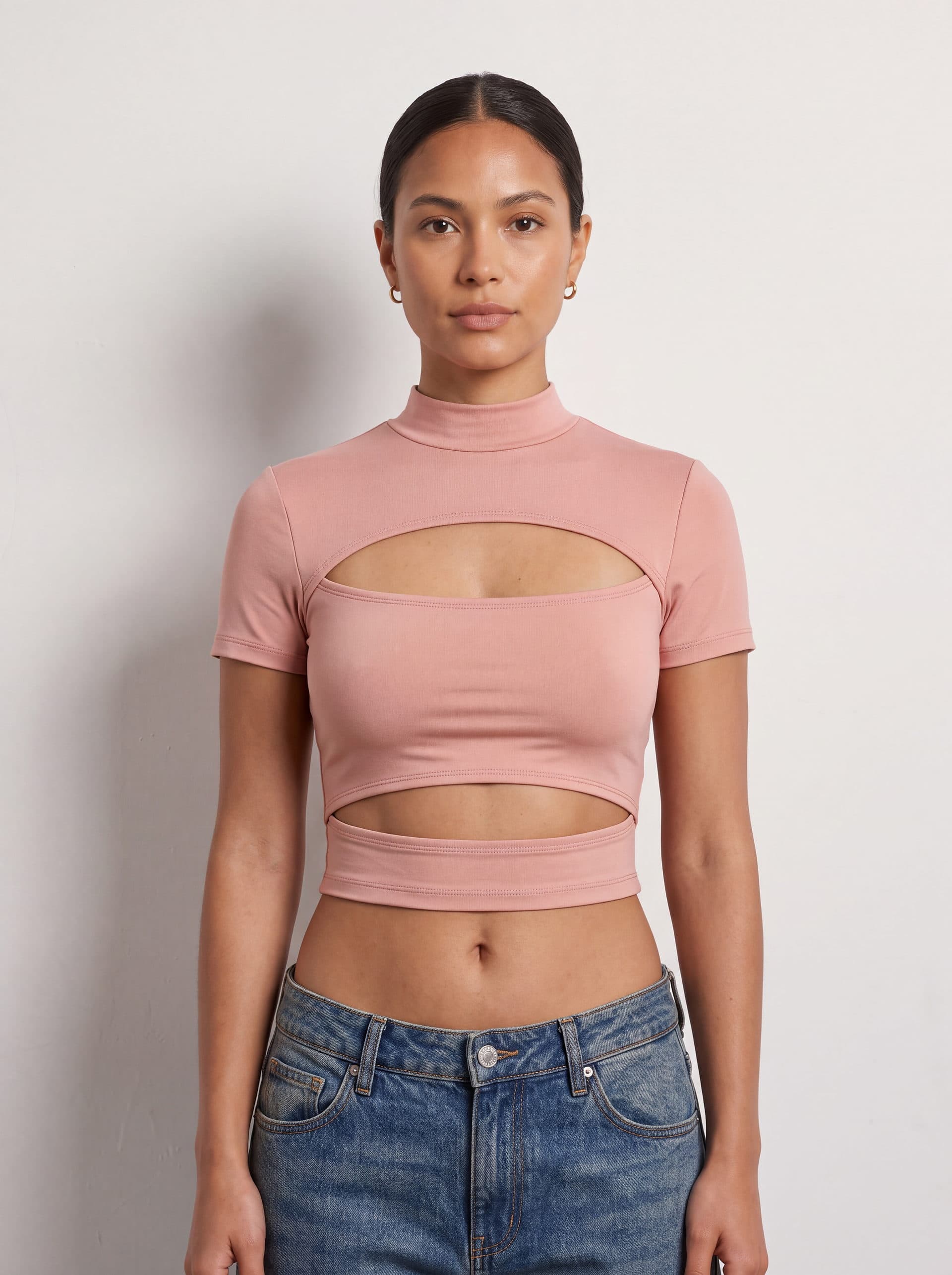 Crop top con doble abertura, en color rosado, puesto en modelo